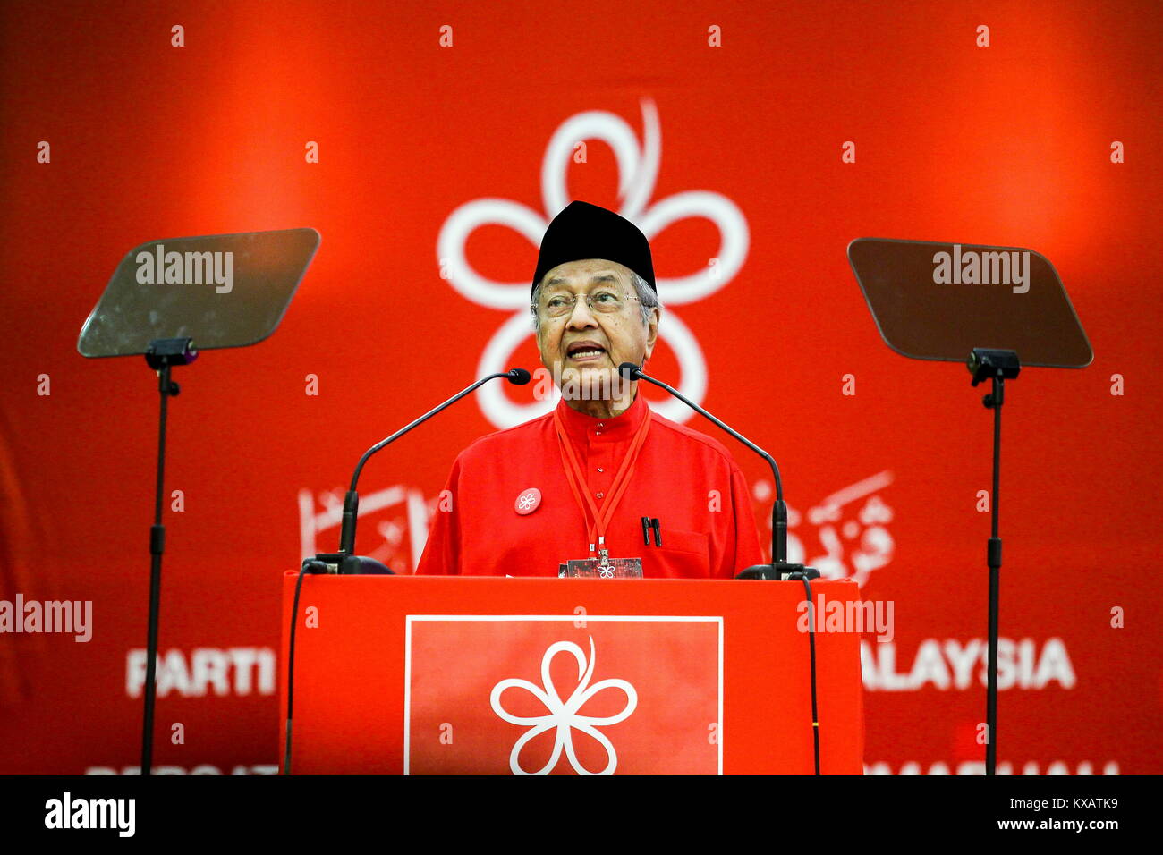 SHAH ALAM, en Malaisie - 23 DÉCEMBRE : l'ancien Premier Ministre malais de Malaisie et de l'opposition (Parti des peuples PPBM) président, Mahathir Mohamad discours durant la première réunion de l'assemblée générale annuelle à Shah Alam en dehors de Kuala Lumpur le 30 décembre 2017. Le mandat du gouvernement grâce à la 13e élection générale prendra fin juin de l'année prochaine et la 14e élection générale doit avoir lieu dans les 60 jours à compter de cette date. La Malaysian United partie autochtone (PPBM) c'est l'une des quatre parties composant de la coalition de l'opposition dans la Malaisie a appelé le Pakatan Harapan a été dirigé par l'ancien premier Mini Banque D'Images