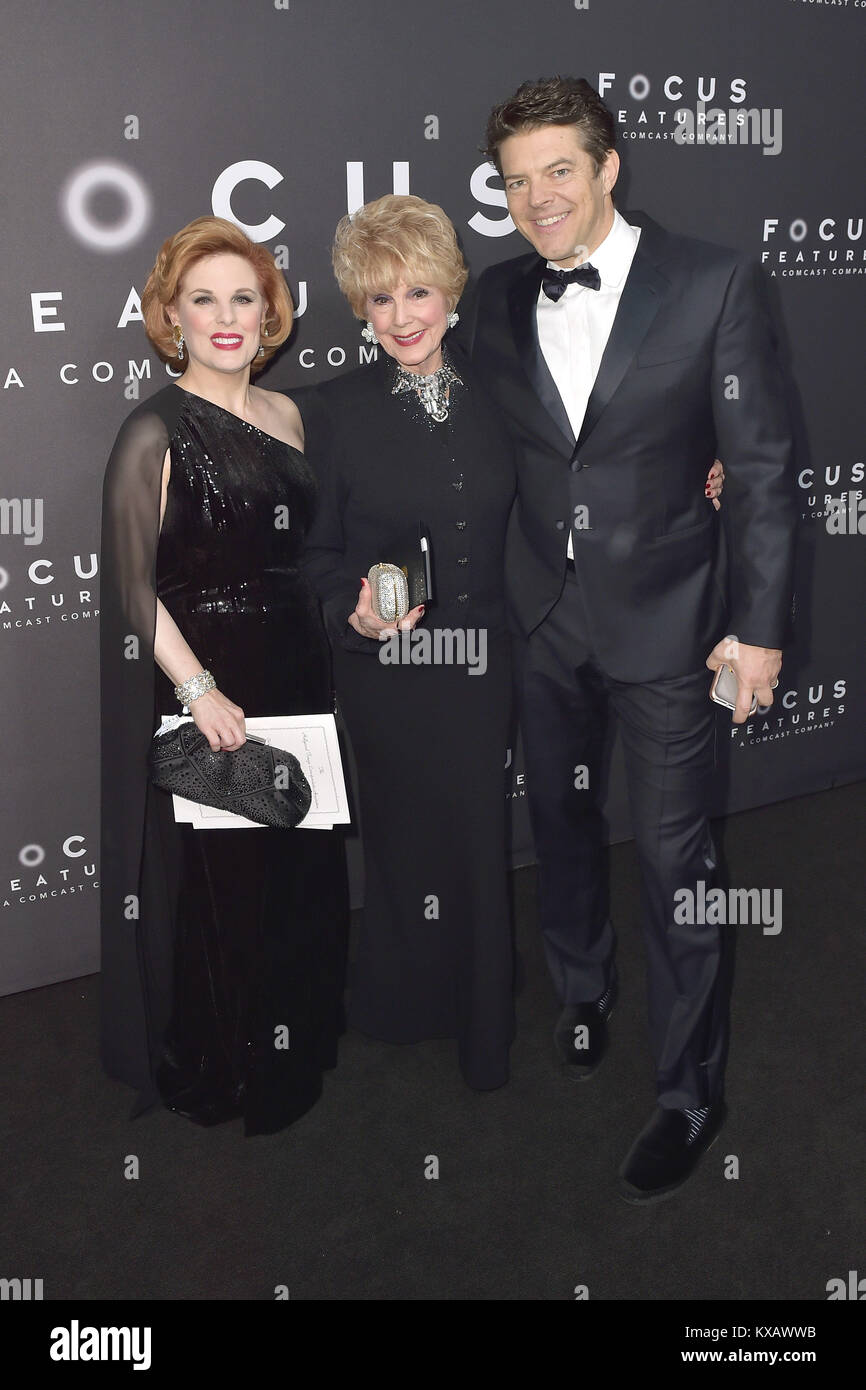 Beverly Hills, Californie. Jan 7, 2018. Kat Kramer, sa mère Karen Sharpe et Jason Blum, directeur général de Blumhouse Productions, assister à la Focus Golden Globe Awards After Party le 7 janvier 2018 à Beverly Hills, Californie. | Verwendung weltweit Credit : dpa/Alamy Live News Banque D'Images