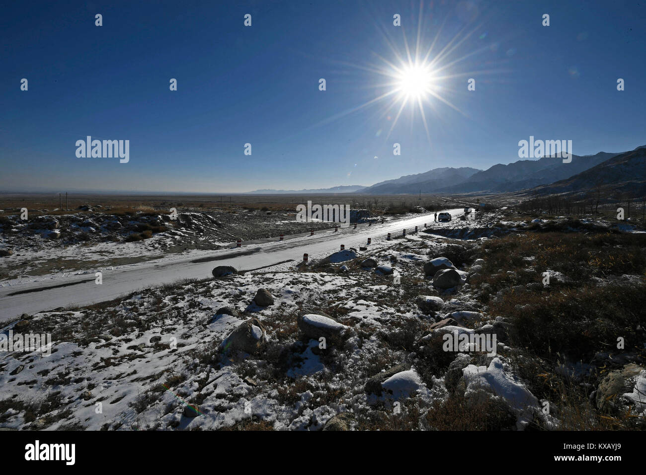 Yinchuan. 8 janvier, 2018. Photo prise le 8 janvier 2018 montre des paysages de montagnes Helan après la neige dans la banlieue de Yinchuan, capitale de la Chine du nord-ouest de la région autonome du Ningxia Hui. Credit : Wang Peng/Xinhua/Alamy Live News Banque D'Images