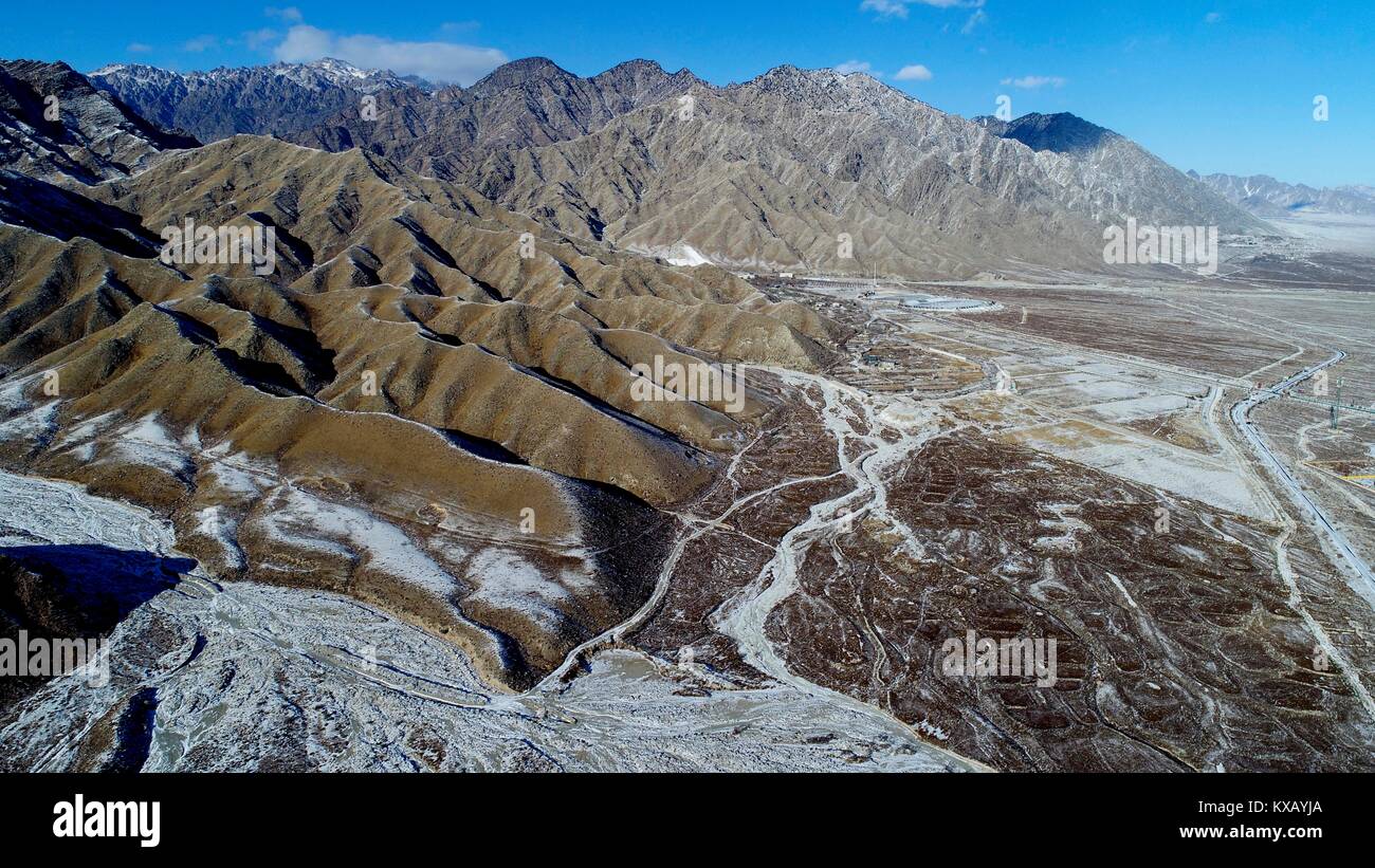 Yinchuan. 8 janvier, 2018. Photo prise le 8 janvier 2018 montre des paysages de montagnes Helan après la neige dans la banlieue de Yinchuan, capitale de la Chine du nord-ouest de la région autonome du Ningxia Hui. Credit : Wang Peng/Xinhua/Alamy Live News Banque D'Images