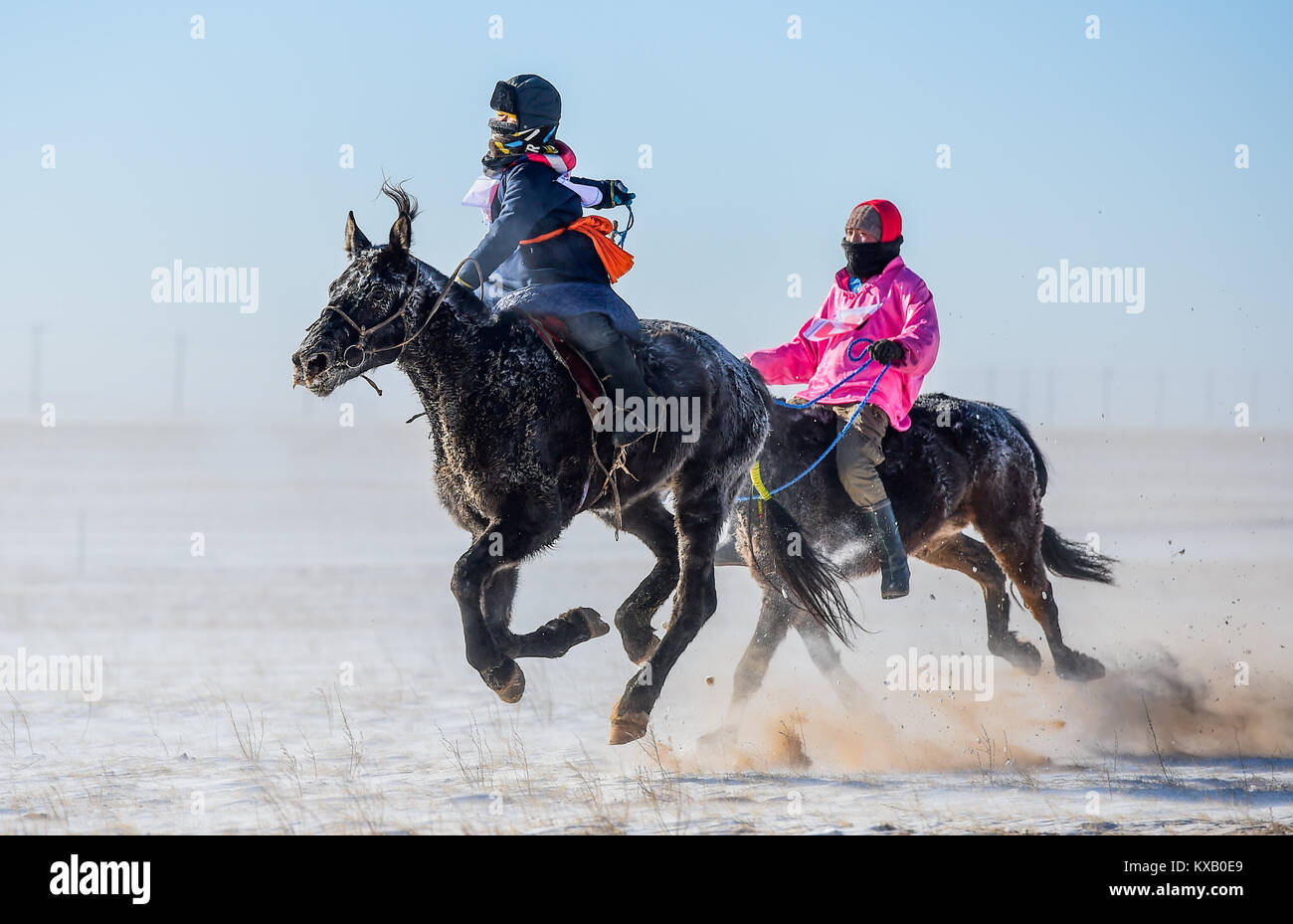 Sunite Bannière droite, la Région autonome de Mongolie intérieure. Jan 9, 2018. Riders en compétition dans une course de chevaux en Sunite Bannière droite du nord de la Chine, région autonome de Mongolie intérieure, le 9 janvier 2018. Juste un chameau, une fête traditionnelle locale y compris la course de chameaux et chevaux concours de beauté, a eu lieu dans la bannière mardi. Plus de 200 chameaux ont pris part à la foire. Credit : Lian Zhen/Xinhua/Alamy Live News Banque D'Images