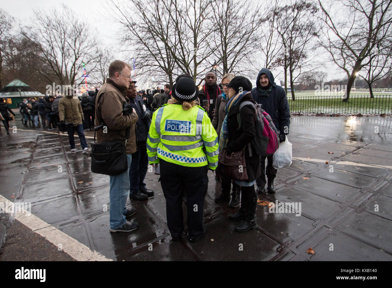 Londres, Grande-Bretagne. Déc 10, 2017. Un agent de police règle un différend entre les spectateurs du Speakers' Corner à Hyde Park à Londres, Grande-Bretagne, 10 décembre 2017. Les infractions avec violence sont très rares au Speakers' Corner. Néanmoins, les parcs royaux est Police autour avec un couple d'officiers. Credit : Tobias Schreiner/dpa/Alamy Live News Banque D'Images
