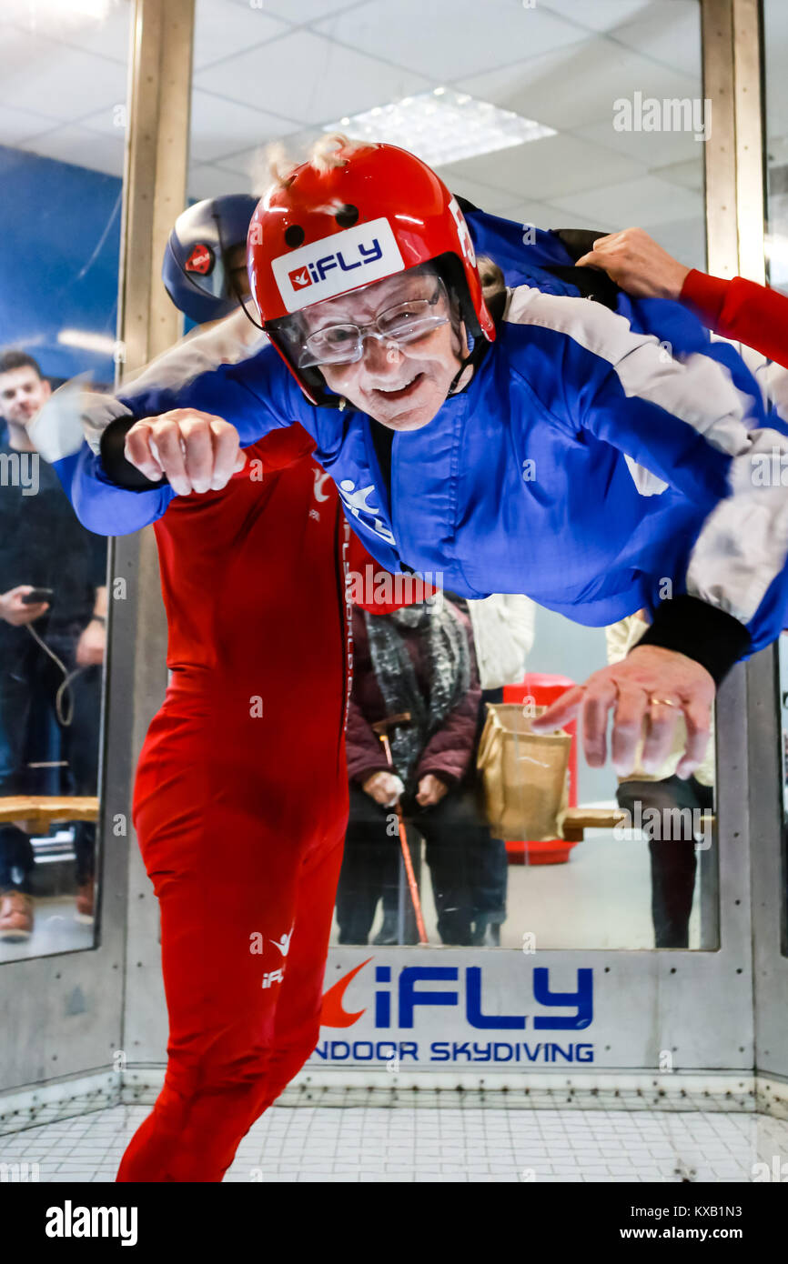 Milton Keynes, Royaume-Uni. Jan 9, 2018. Milton Keynes : 86 ans Freda Richards prend sa première plongée de ciel dans un centre de Milton Keynes, Bucks. Freda, partie d'un groupe appelé les retraités d'or, passé 10 minutes de vol avec deux instructeurs aidant. Or fondateur, Meg Neelan dit qu'elle voulait mettre en place un "club de jeunes pour les vieux" afin qu'ils puissent profiter de leurs années d'or de la plein crédit : Bob Caddick/Alamy Live News Banque D'Images