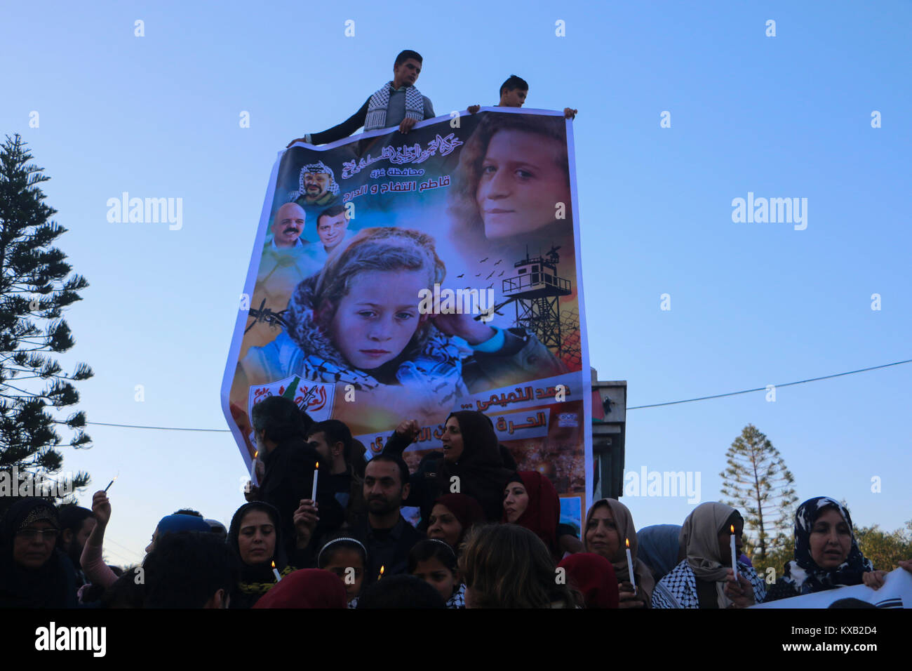 Le Fatah organiser une veillée dans la ville de Gaza, en solidarité avec Depas Tamimi. Upesed est une fillette palestinienne de 16 ans, actuellement détenu dans une prison israélienne pour avoir affronté deux soldats israéliens armés devant son domicile à Nabi Saleh, un village de la Cisjordanie. 8 janvier, 2018. Les participants ont allumé des bougies à la place du soldat dans la ville de Gaza de se rappeler et d'Upesed tous les enfants palestiniens détenus dans les prisons israéliennes : Ahmad Crédit/Hasaballah ImagesLive/ZUMA/Alamy Fil Live News Banque D'Images