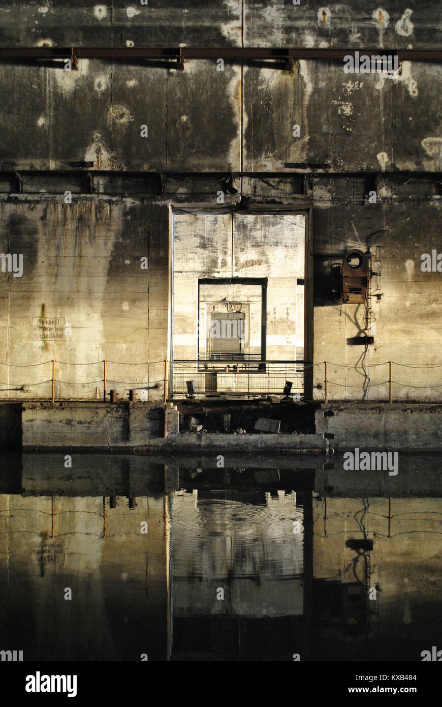 Photographie intérieure de la base sous-marine de Bordeaux en France, montrant des structures en béton armé, des installations navales et des passages intérieurs. Banque D'Images