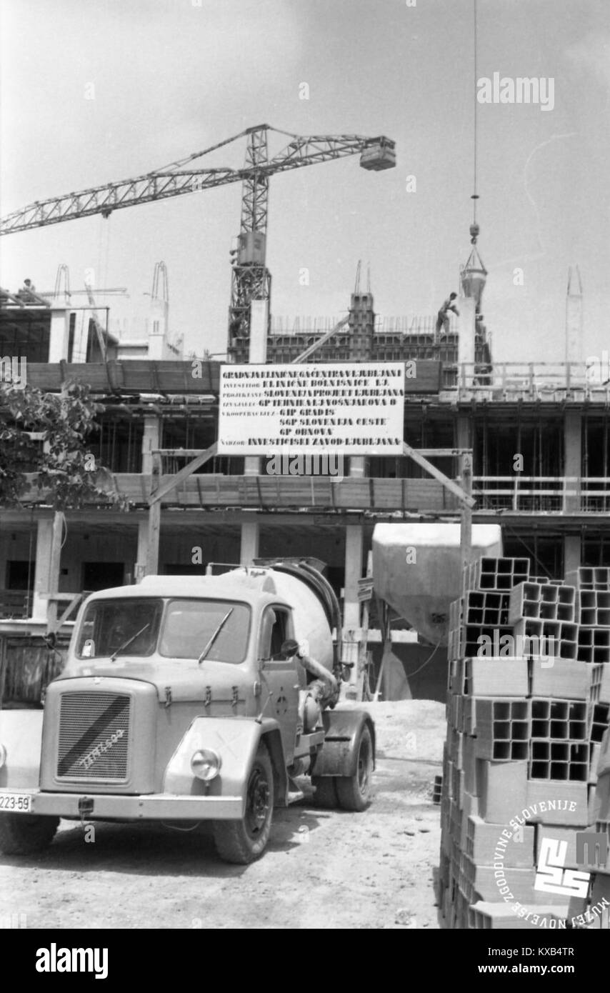 Photographie de 1967 montrant la construction active d'un centre clinique, mettant en évidence le développement de l'infrastructure médicale pendant cette période. Banque D'Images