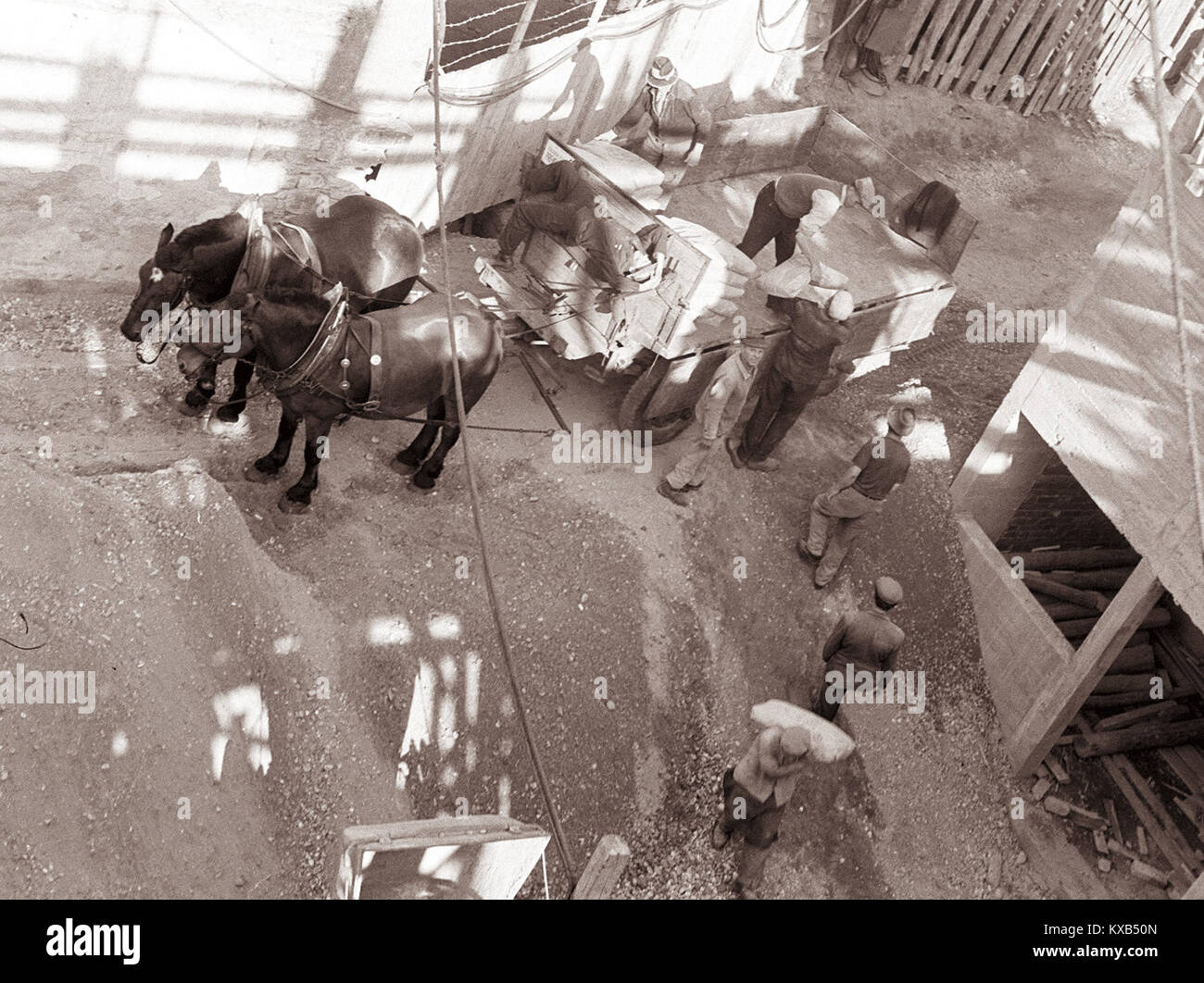 Cette photographie montre la construction du bâtiment Večer en avril 1961, mettant en évidence la conception architecturale, les travaux structuraux et le développement urbain. Banque D'Images