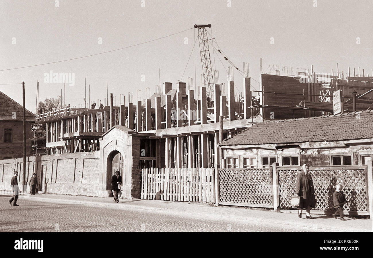 Construction du bâtiment de la maison Večer à Maribor, Slovénie, en avril 1961, montrant le développement de la construction urbaine et le style architectural de l'époque. Banque D'Images