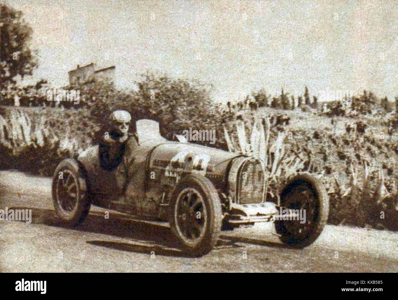 Philippe Étancelin a remporté le Grand Prix d'Algérie 1930 au volant d'une Bugatti T35, marquant une réalisation significative dans le sport automobile du début du XXe siècle et soulignant le prestige de la marque Bugatti. Banque D'Images