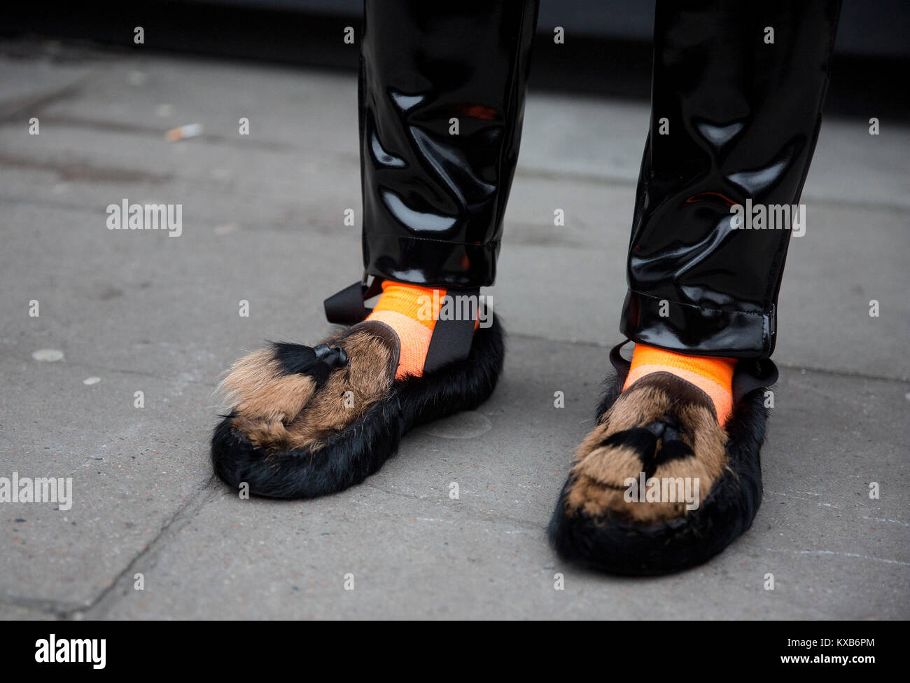 La mode japonaise écrivain Yu Masui s'habille en Prada chaussures pendant  l'automne/ hiver 2018 Semaine de la mode en dehors de la BFC Voir Space,  Londres Photo Stock - Alamy