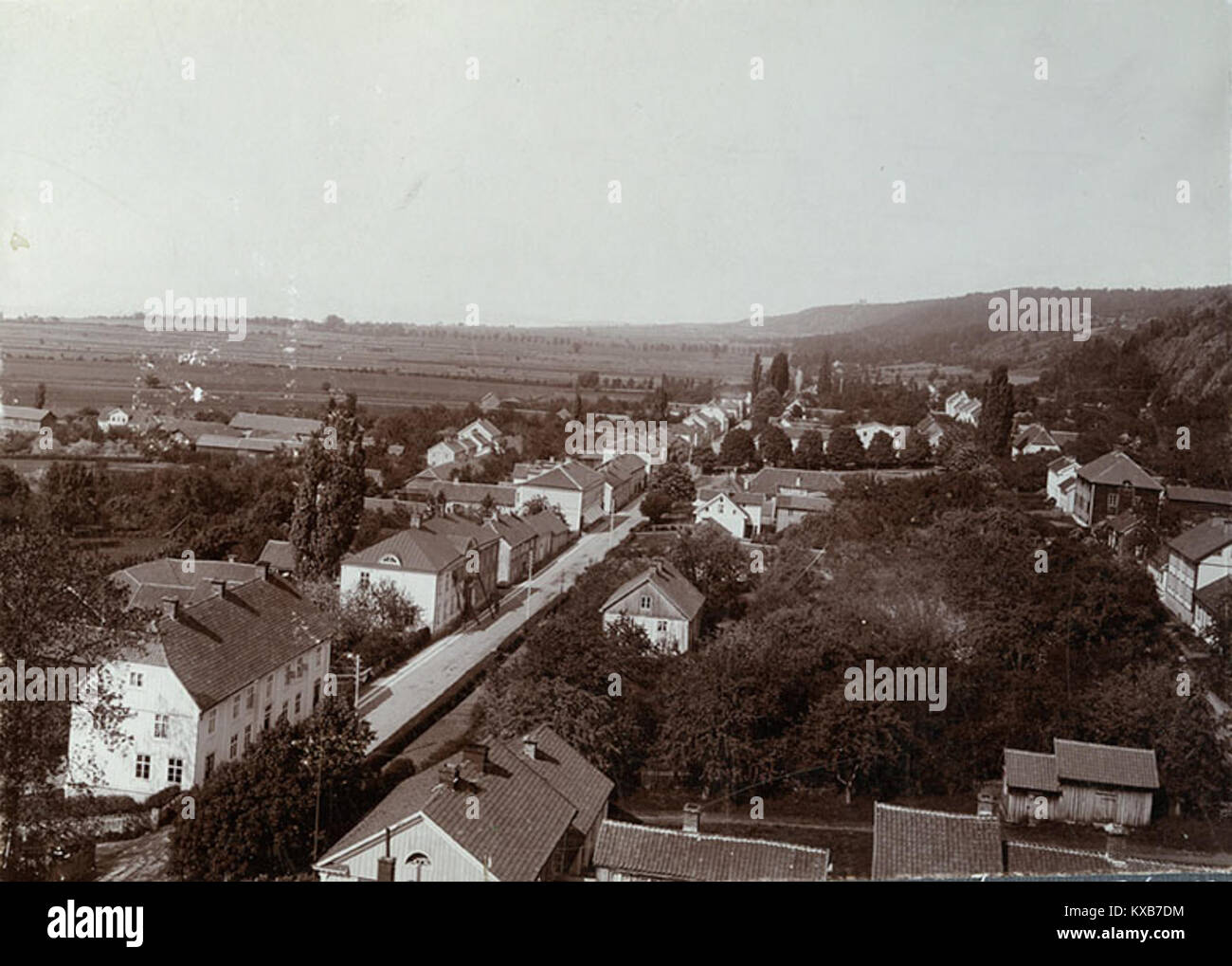 Une photographie historique de la ville de Gränna, Suède, extraite des archives du KMB. L’image illustre l’architecture traditionnelle, le paysage et le patrimoine culturel de la ville. Banque D'Images