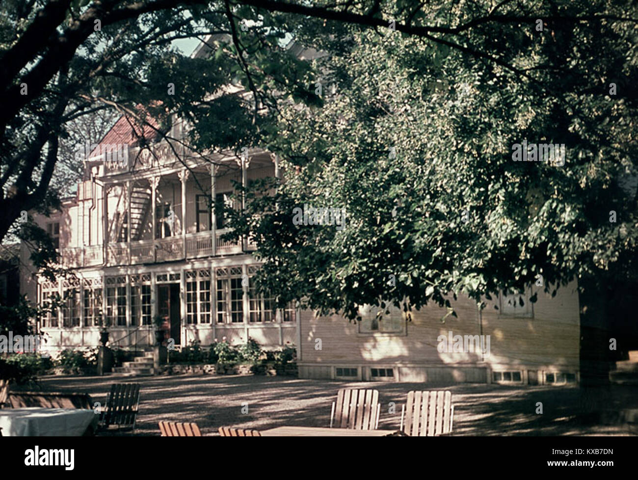 Une photographie de Gränna, en Suède, capturant les rues pittoresques de la ville bordées de maisons traditionnelles en bois. L'image met en valeur l'architecture charmante et l'atmosphère sereine de cette ville historique suédoise. Banque D'Images