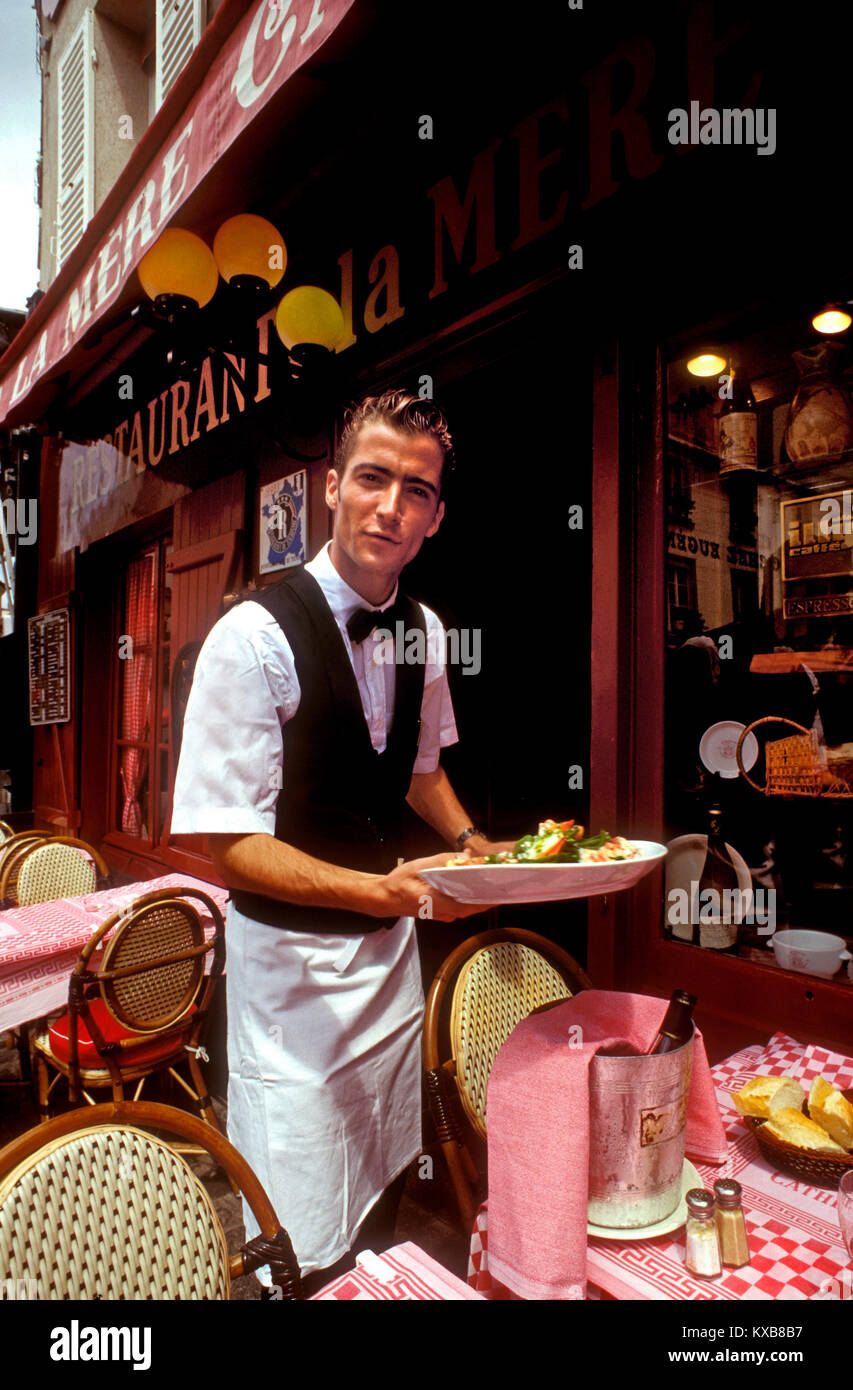 PARIS MONTMARTRE BARMAN serveur français en plein air servant le déjeuner  avec vin frais sur table au célèbre La Mere Catherine boulevard Montmartre  Paris France Photo Stock - Alamy