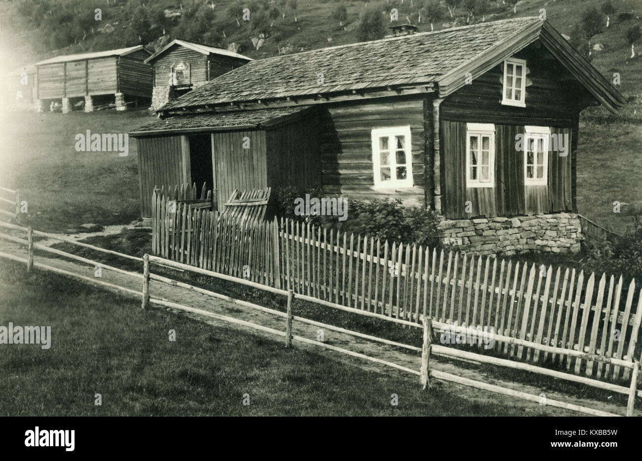 Høyset à Telemark, en Norvège, est un établissement rural historique documenté pour son architecture traditionnelle et son patrimoine culturel, préservé par la Direction norvégienne du patrimoine culturel. Banque D'Images