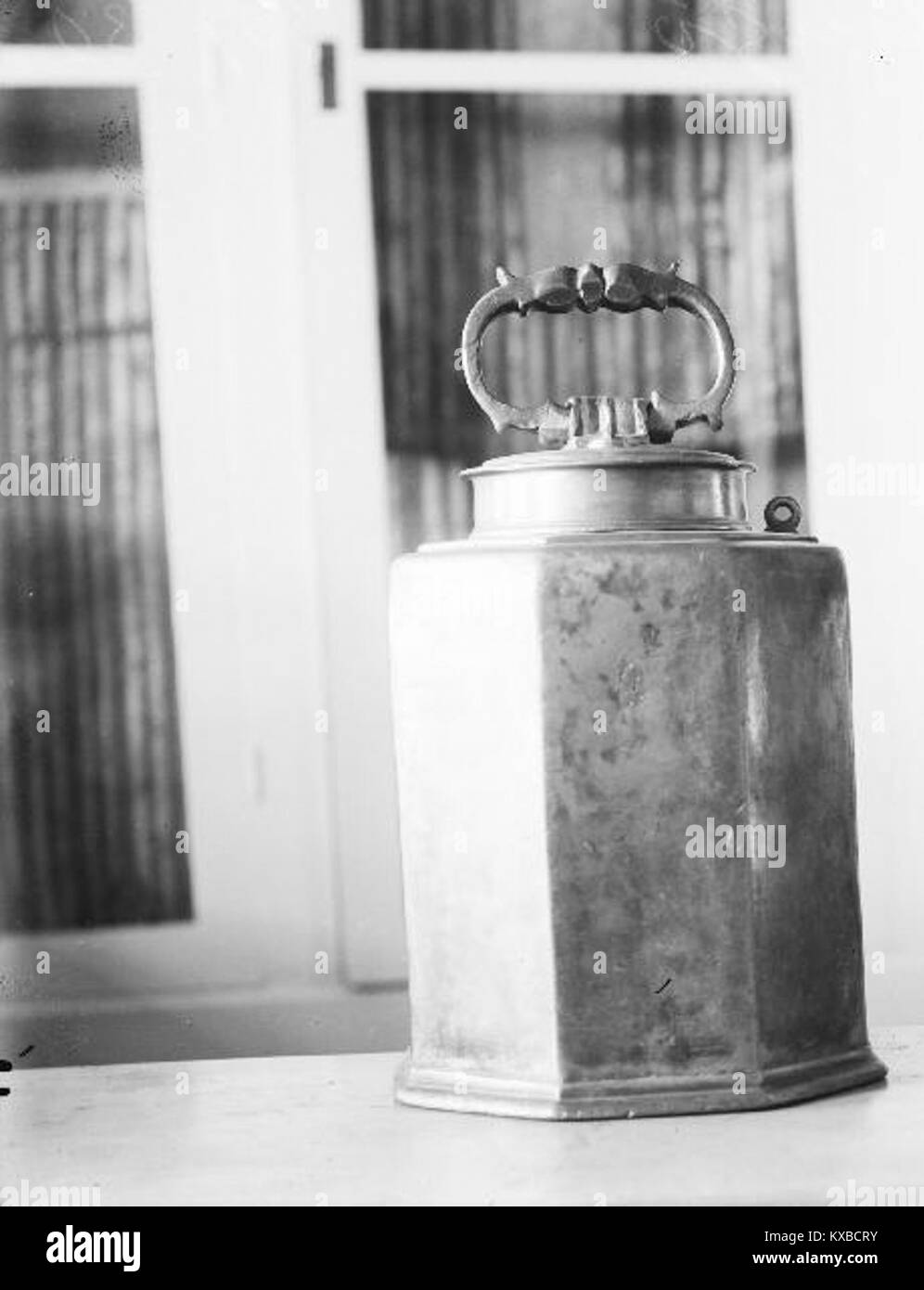 L'église de Lidingö sur l'île de Lidingö dans le comté de Stockholm en Suède a été achevée en 1623 sur le site d'une ancienne chapelle en bois. Le bâtiment a été agrandi en 1756, la tour ajoutée en 1817 et le choeur reconstruit en 1913 ; l'intérieur comprend une chaire de style gustavien de 1779 et un retable rococo de 1756. Banque D'Images