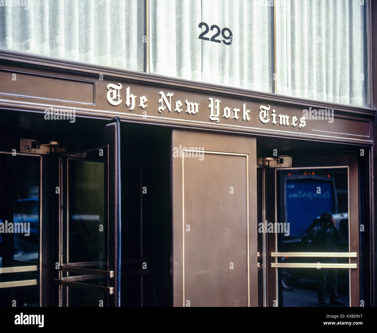 New York 1980s, entrée du journal New York Times, portes tournantes, 229 West 43rd Street, Manhattan, New York City, NY, NYC, ÉTATS-UNIS, Banque D'Images