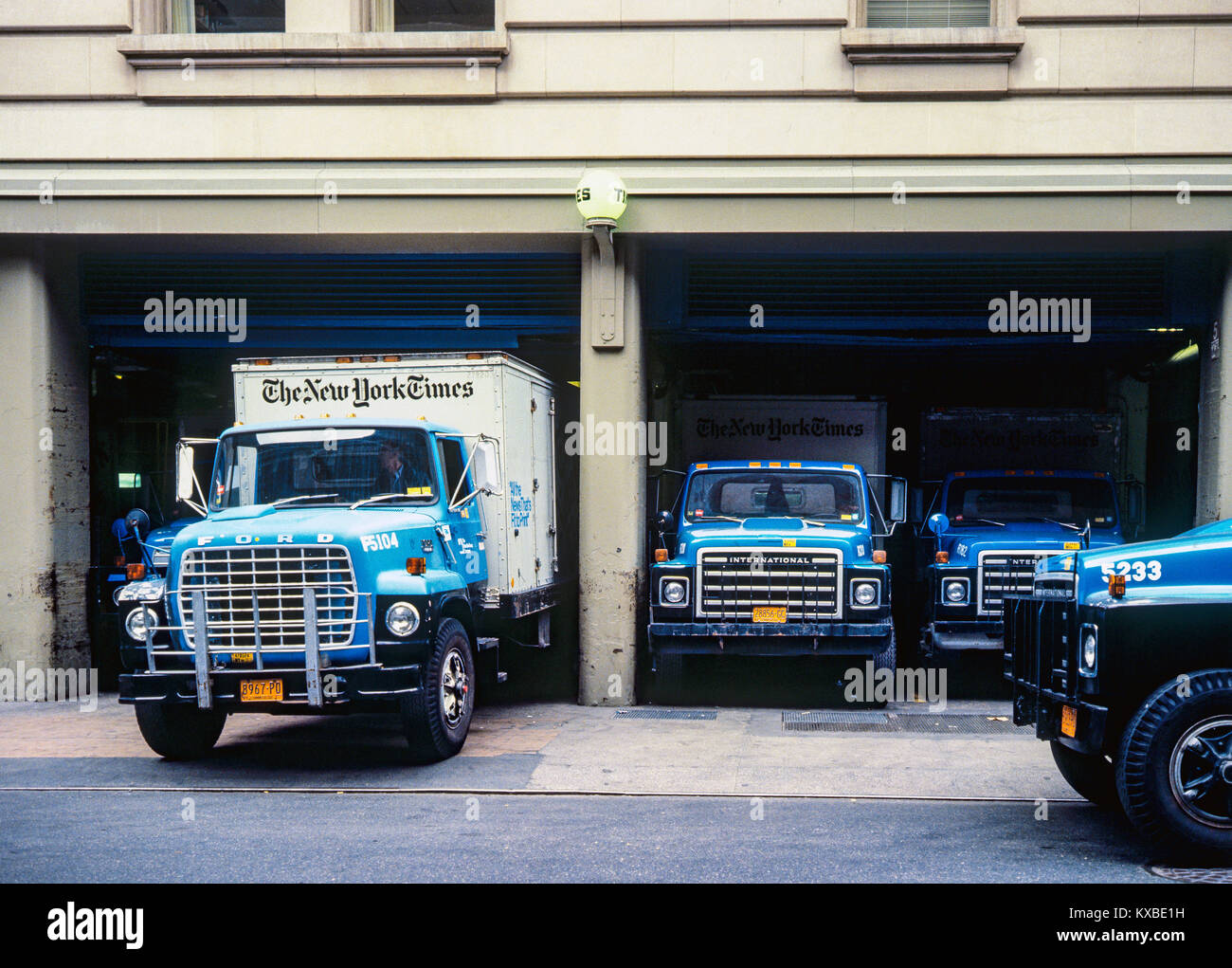 New York 1980s, The New York Times, livraison de camions, 229 West 43rd Street, Manhattan, New York City, NY, NYC, ÉTATS-UNIS, Banque D'Images