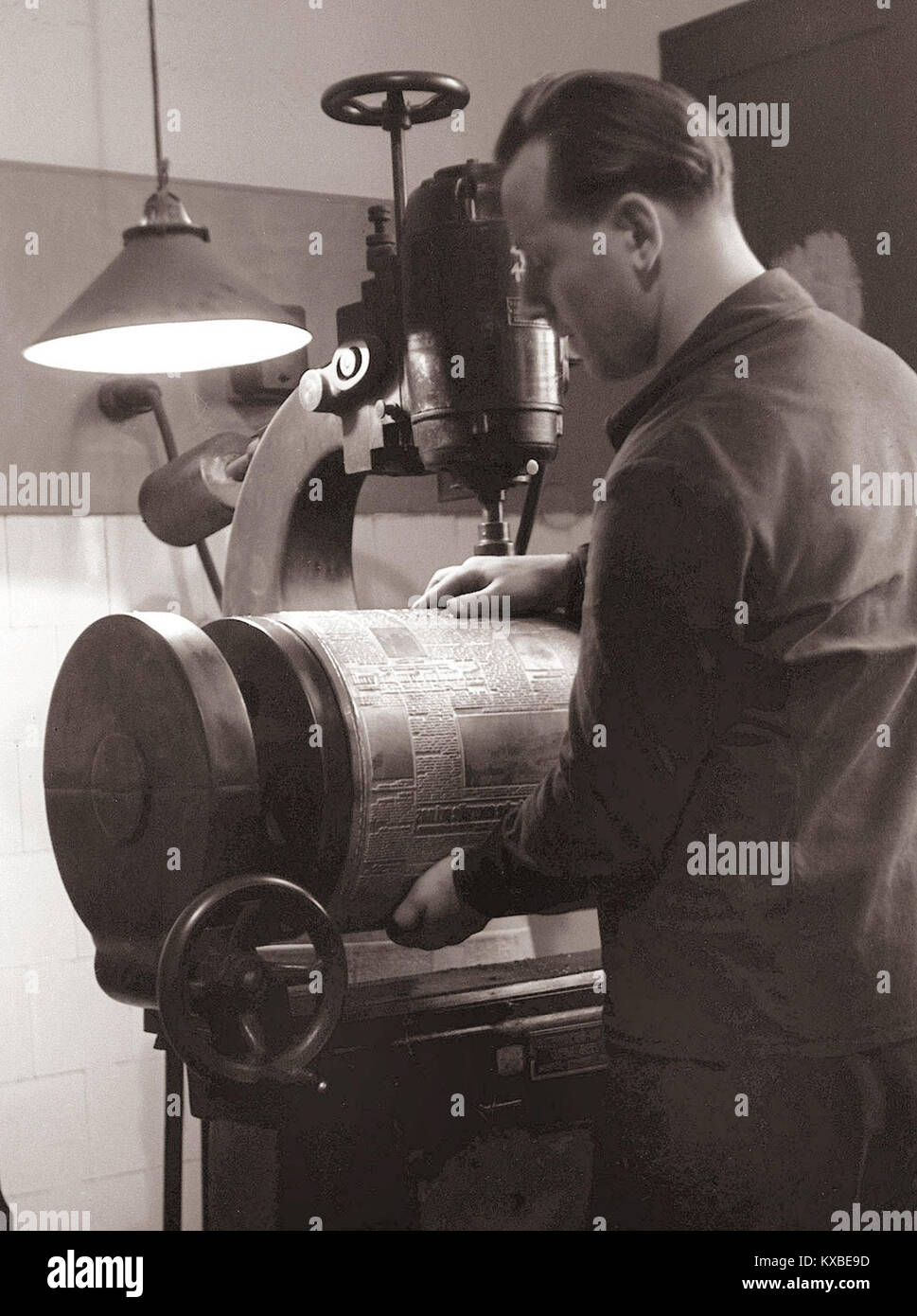 Cet article de 1955 est une plaque d'impression au plomb coulé utilisée dans une presse rotative de Mariborska Tiskarna, une imprimerie slovène. Il a été conçu pour l'impression de magazines, présentant la technologie d'impression industrielle de l'époque. Banque D'Images
