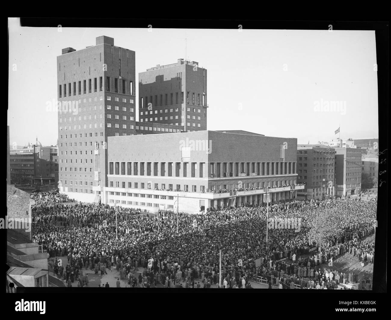 Le 17 mai 1945 à 07h00, le festplassen en Norvège a été montré rempli de foules célébrant la fin de la seconde Guerre mondiale, soulignant la jubilation publique après la libération. Banque D'Images