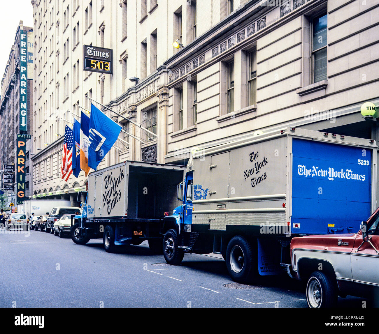 New York 1980s, The New York Times, camions de livraison de journaux garés dans la rue, 229 West 43rd Street, Manhattan, New York City, NY, NYC, ÉTATS-UNIS, Banque D'Images