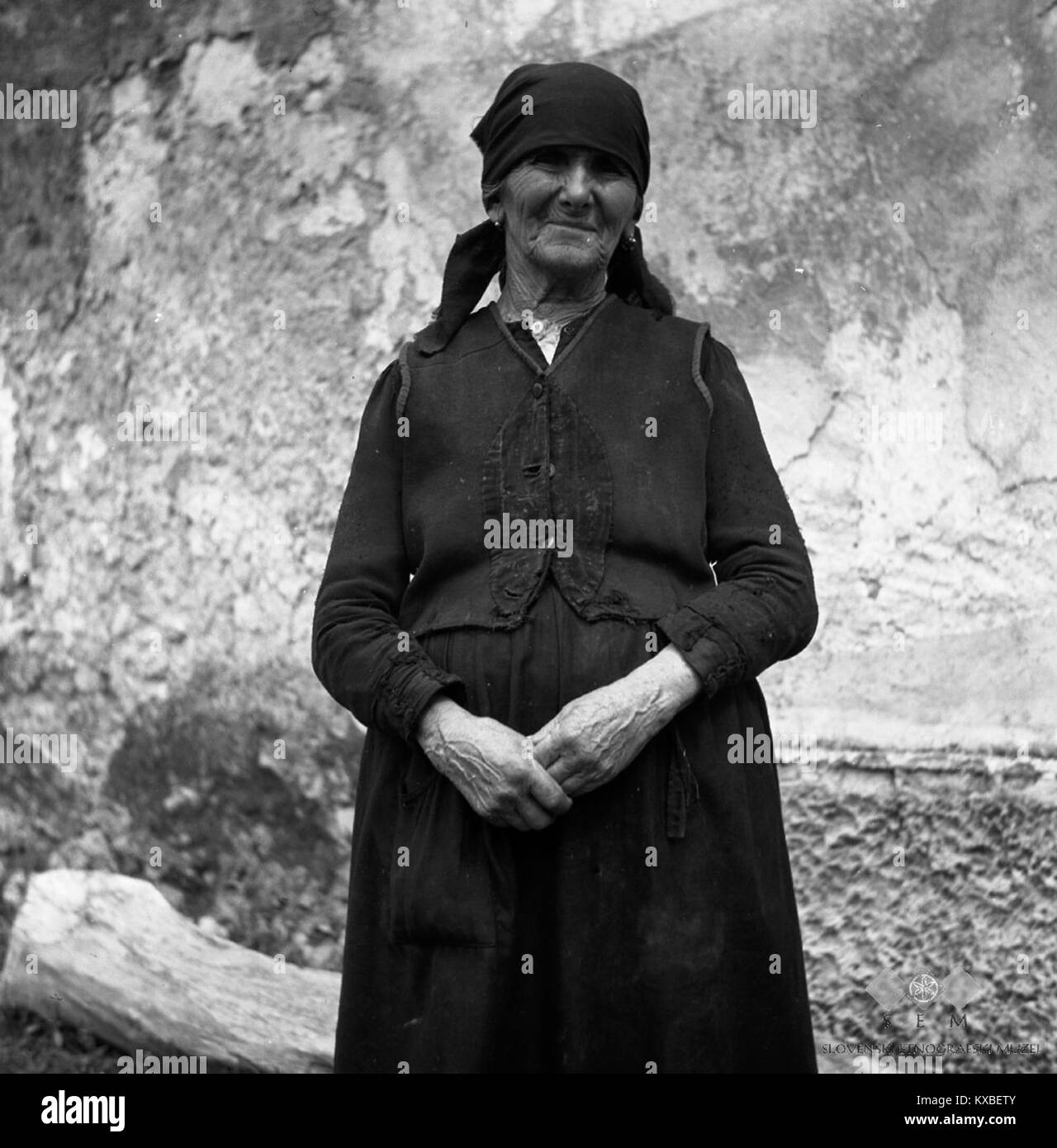 Une photographie de Marija Jurisevic du Golac, datant de 1955, met en valeur les tenues traditionnelles européennes, notamment un couvre-tête facou, une veste lajbac et une jupe, offrant un aperçu de la tenue culturelle de la région. Banque D'Images