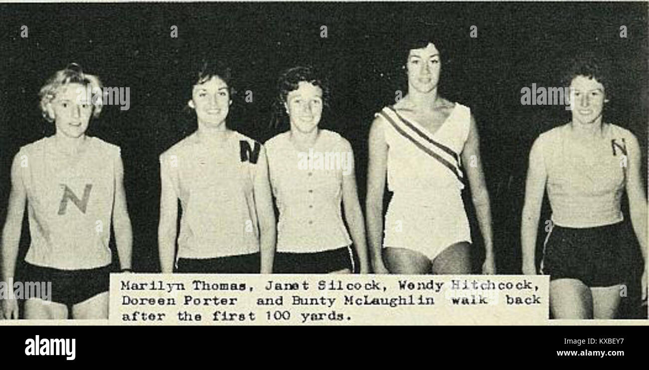 Marilyn Thomas, Janet Silcock, Wendy Hitchcock, Doreen Porter et Bunty McLaughlin revenir à pied après le premier 100 mètres Banque D'Images