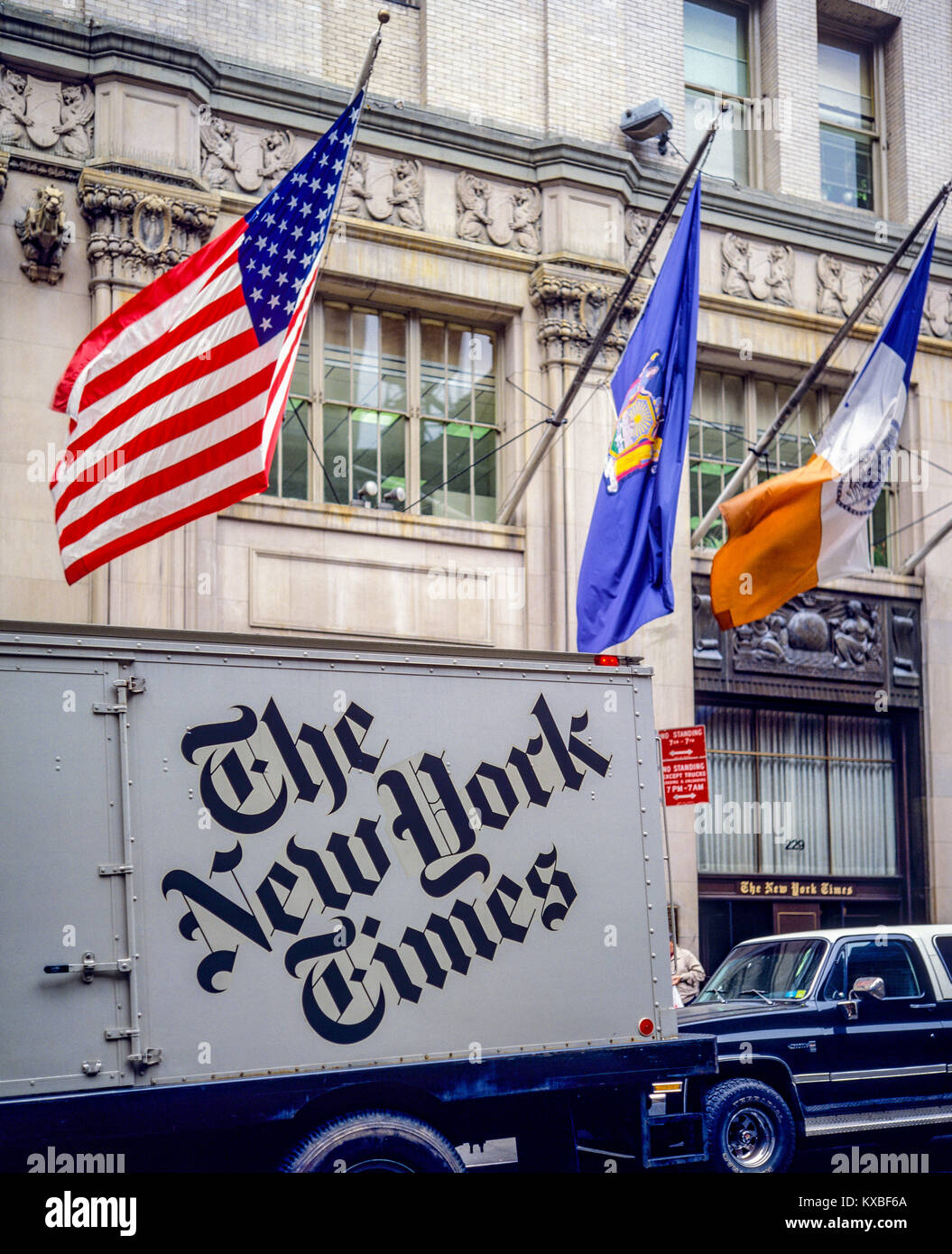 New York 1980s, camion de livraison du journal The New York Times, drapeaux, 229 West 43rd Street, Manhattan, New York City, NY, NYC, ÉTATS-UNIS, Banque D'Images