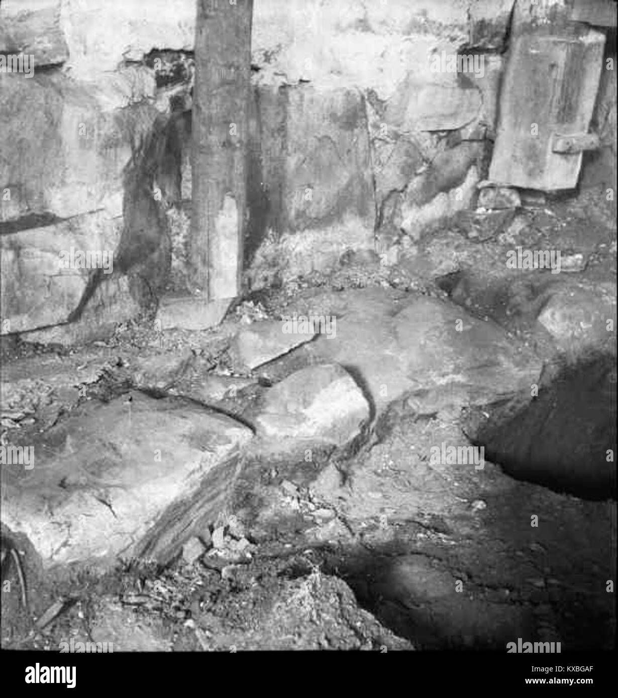 Image de la vieille église de Sjösås, une église rurale médiévale de Småland, en Suède, construite en pierre et en bois. L'église conserve son design traditionnel et son caractère historique typique de l'architecture chrétienne suédoise. Banque D'Images