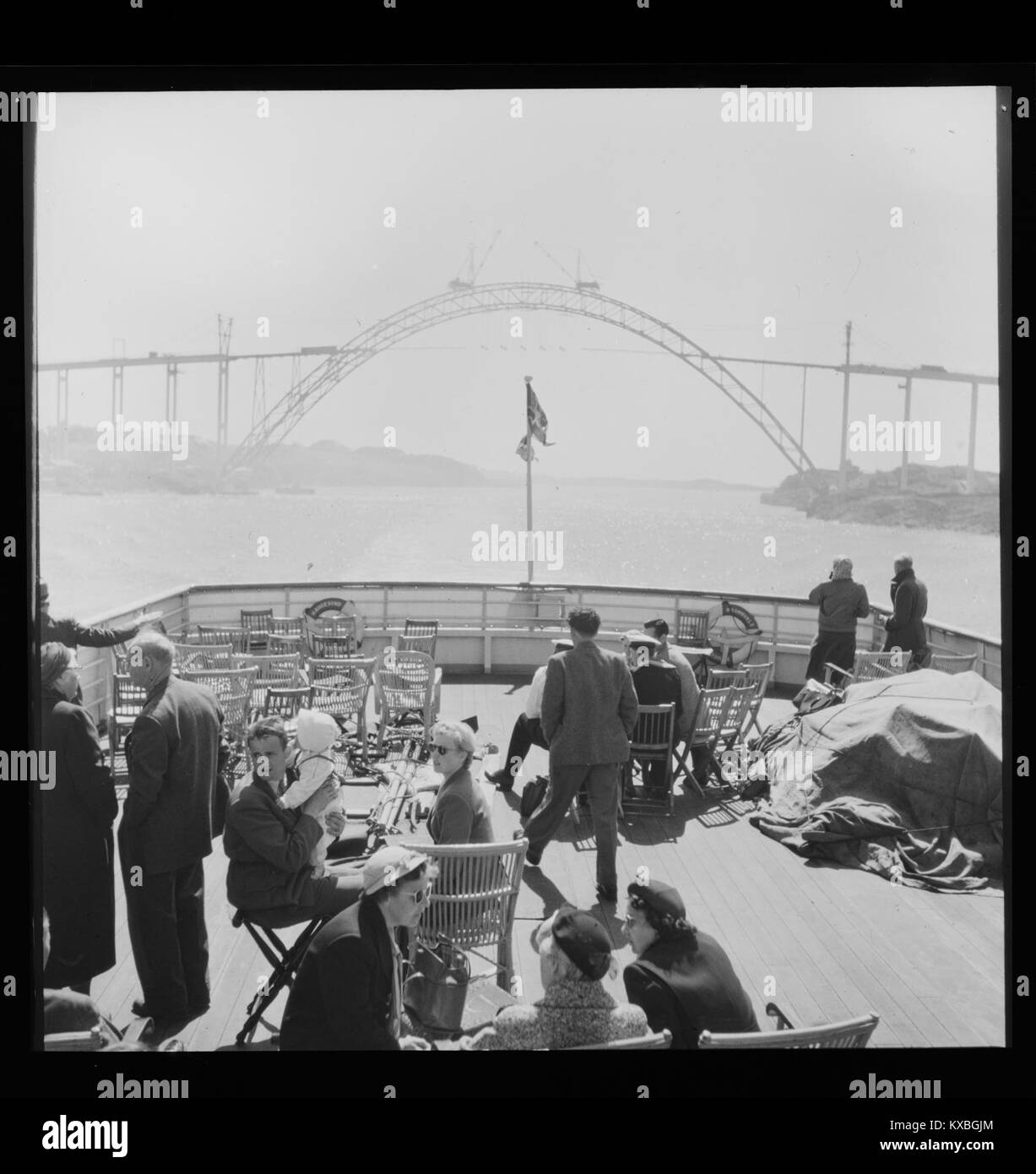 Une photographie intitulée « Sjøliv », qui capture une scène maritime en Norvège, représentant la vie côtière, les bateaux et la relation entre les gens et la mer. Banque D'Images
