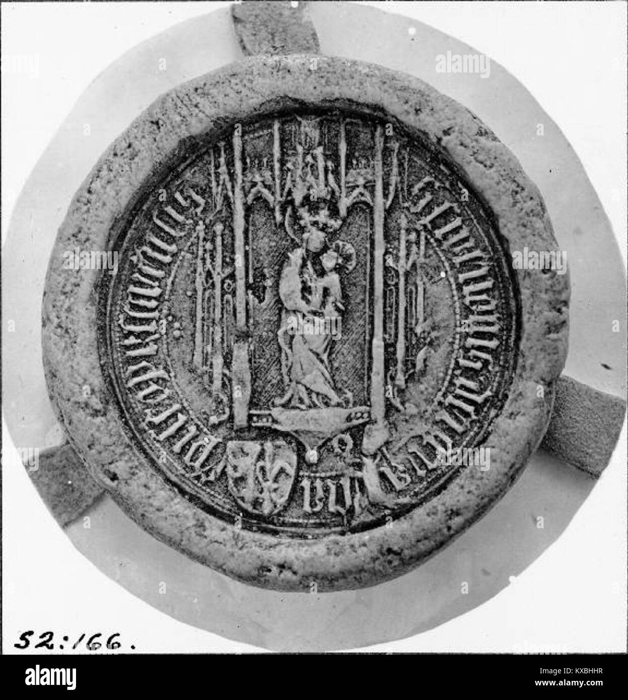 Une image montrant le côté sud de la cathédrale de Skara, montrant sa maçonnerie détaillée et son harmonie architecturale dans le style gothique répandu dans les bâtiments ecclésiastiques suédois. Banque D'Images