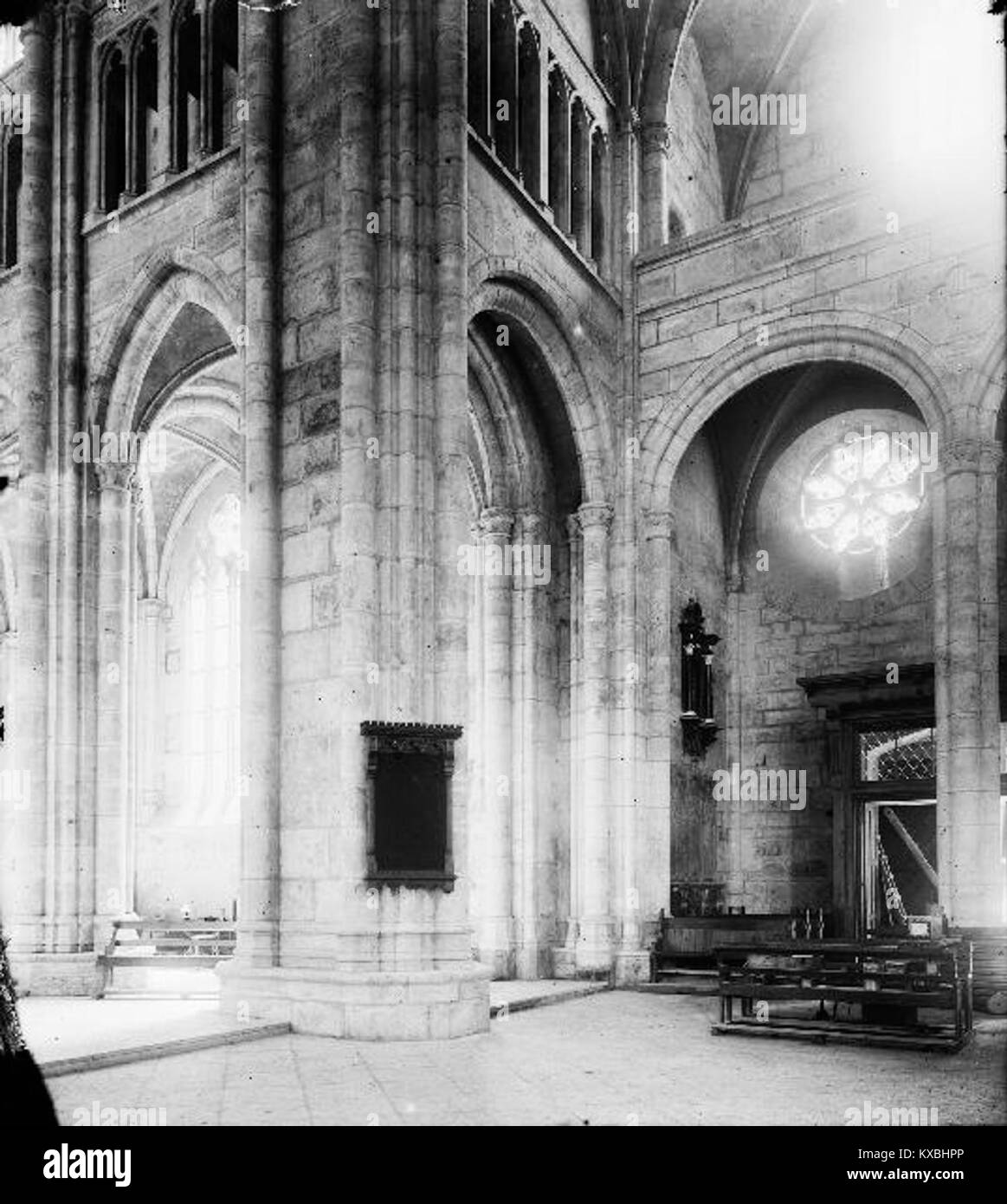La cathédrale de Skara, ou église Sainte-Marie, située à Skara, en Suède, est une cathédrale gothique connue pour ses grandes flèches, ses vitraux et son rôle historique dans le développement du christianisme suédois. Banque D'Images