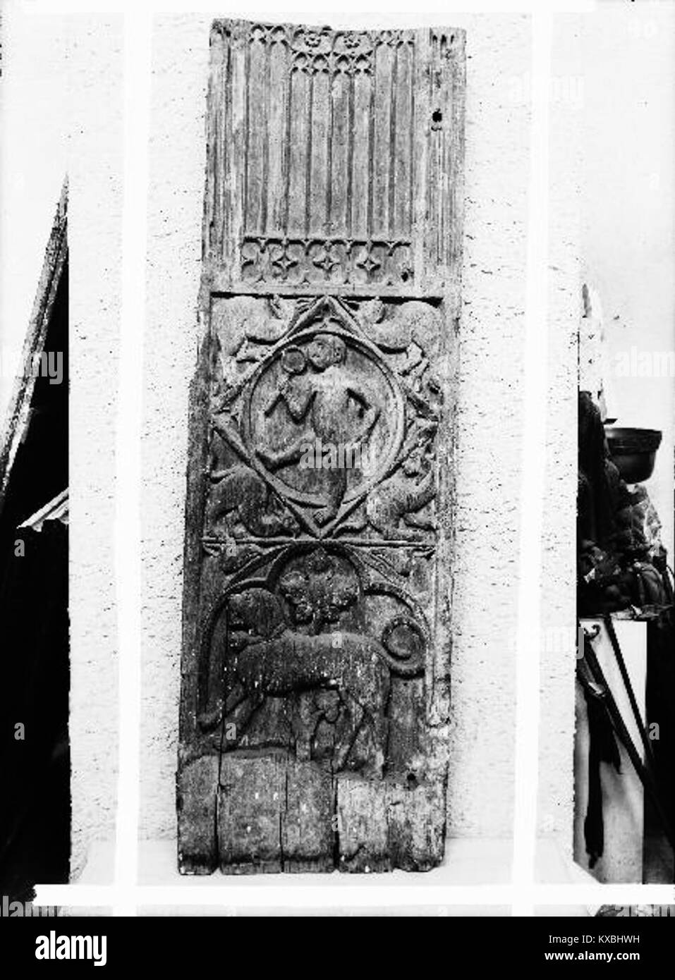Photographie de la cathédrale de Skara (église Sankta Maria) montrant le chœur et les vitraux. La cathédrale est une représentation durable de l'art et du design ecclésiastiques médiévaux de Suède. Banque D'Images