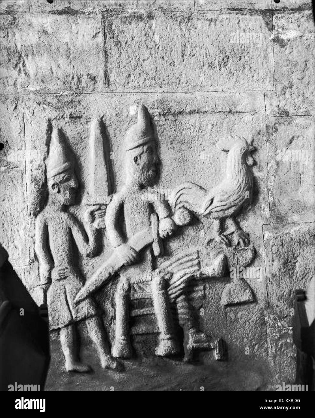 Photographie intérieure de la cathédrale de Skara montrant la nef, les plafonds voûtés et les vitraux. L'image reflète la conception architecturale gothique et l'atmosphère religieuse de l'église. Banque D'Images