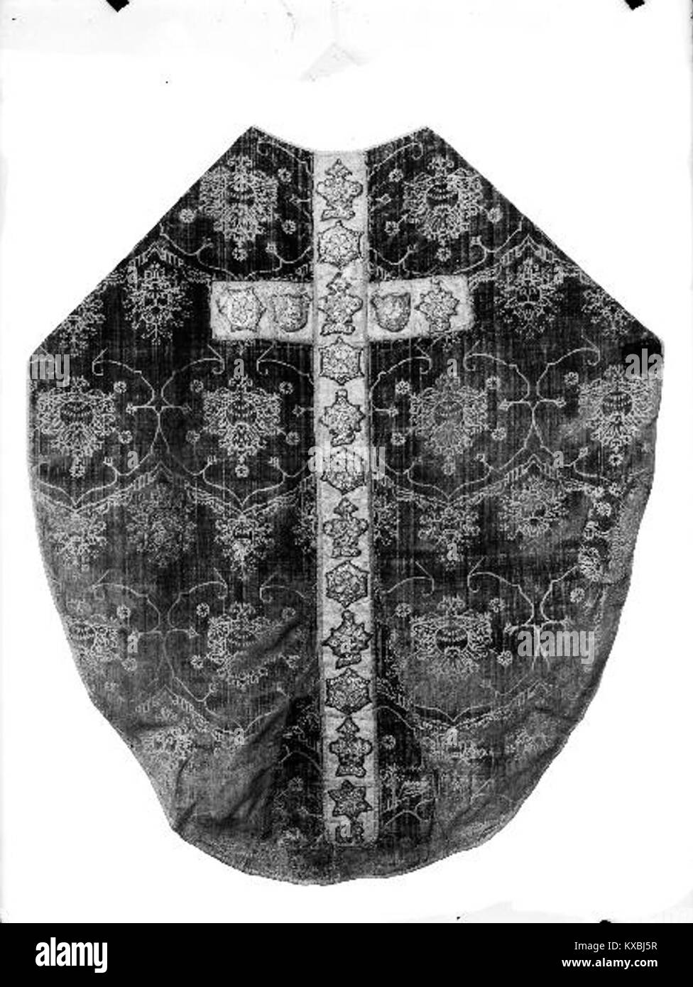 Photographie de la cathédrale de Skara, Skara, Suède, mettant en valeur son architecture gothique médiévale, sa façade en pierre et ses vitraux détaillés des restaurations ultérieures. Banque D'Images