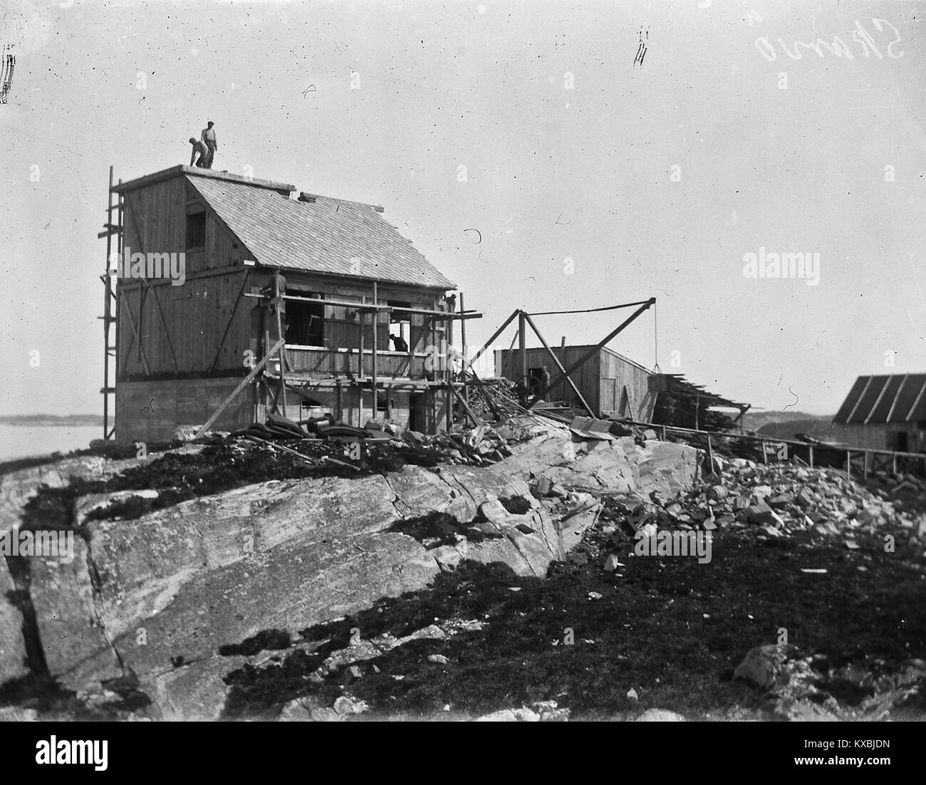 Photographie de Skarvøy dans la municipalité de Øygarden, Norvège. L'image montre le paysage côtier accidenté et l'environnement de pêche traditionnel typique de l'ouest de la Norvège. Banque D'Images