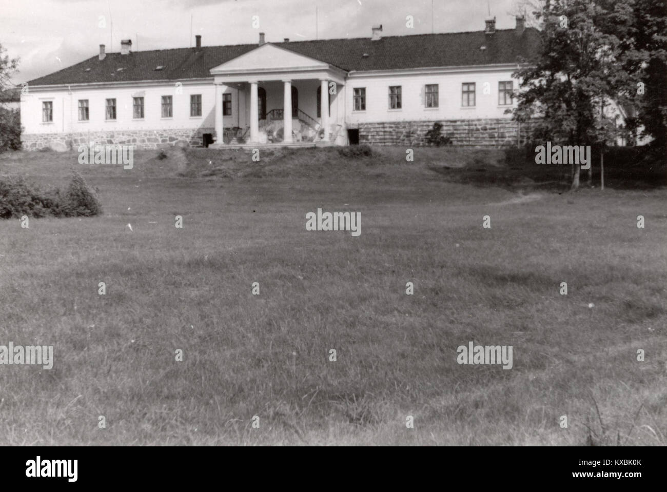 Cette image représente Skinnarbøl à Hedmark, en Norvège. C'est une région avec une valeur historique et culturelle significative, documentée par la Direction norvégienne du patrimoine culturel. Banque D'Images