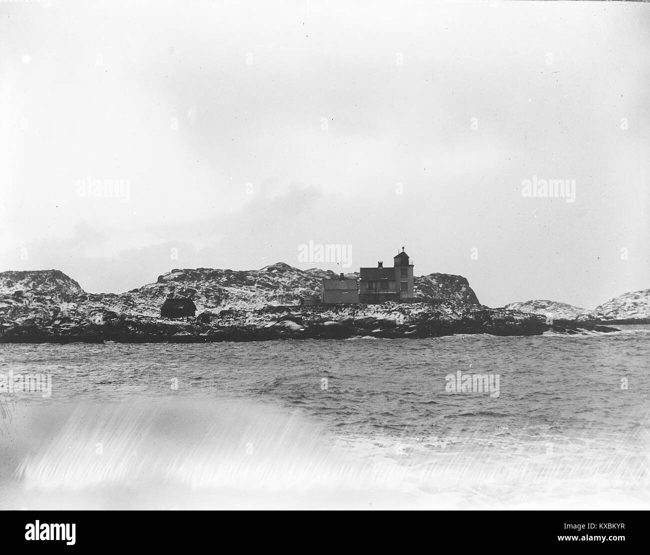 Une photographie de Skrova et Skjåholmen à Vågan, Norvège, représentant le paysage côtier typique de la région des Lofoten. L'image met en valeur l'environnement maritime et le patrimoine traditionnel norvégien de la pêche. Banque D'Images