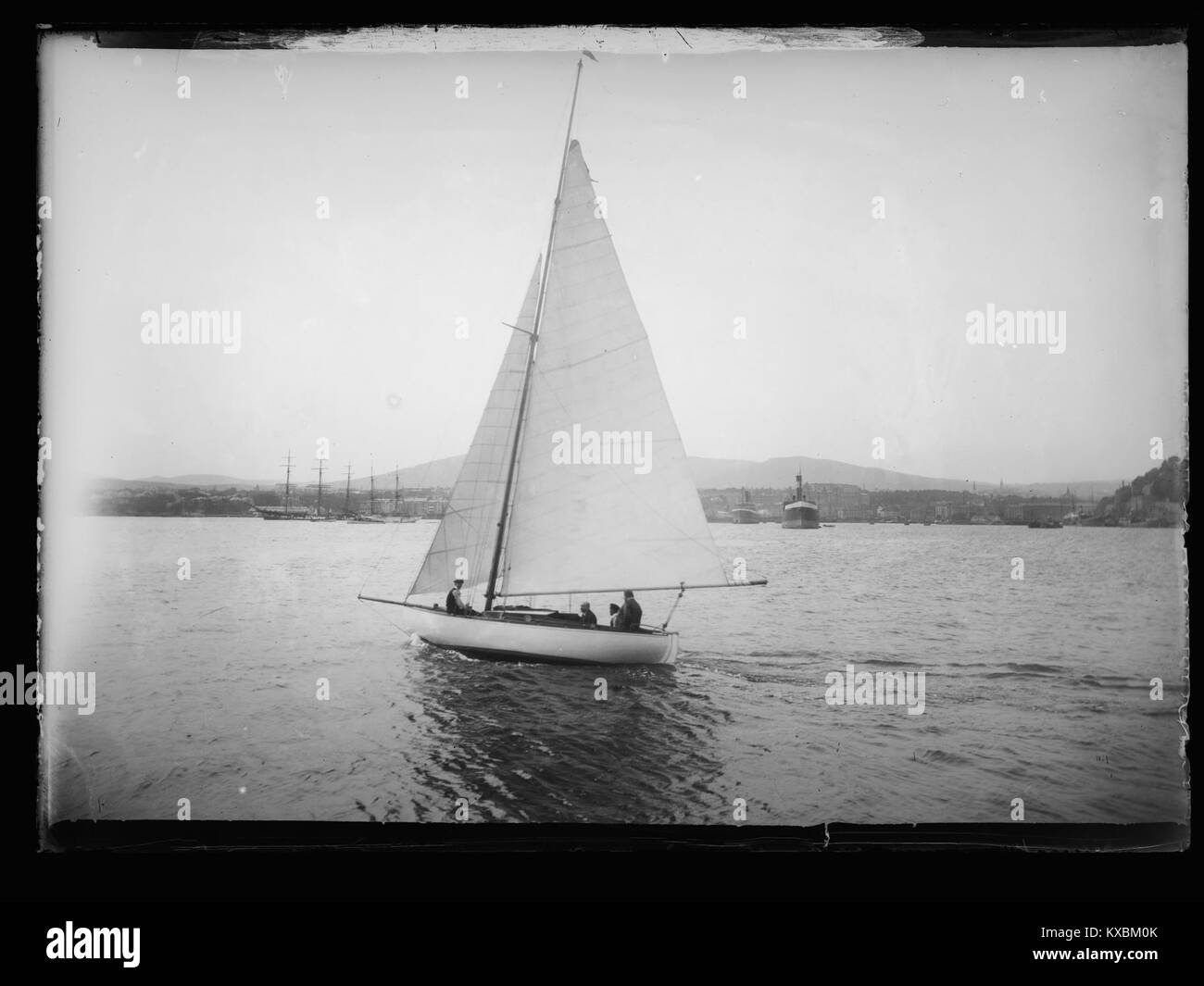 Cette photographie montre le tailleur Sandberg, connu pour son travail à la mode scandinave. L'image capture sa profession et son rôle dans l'histoire culturelle à travers le prisme de la confection traditionnelle. Banque D'Images
