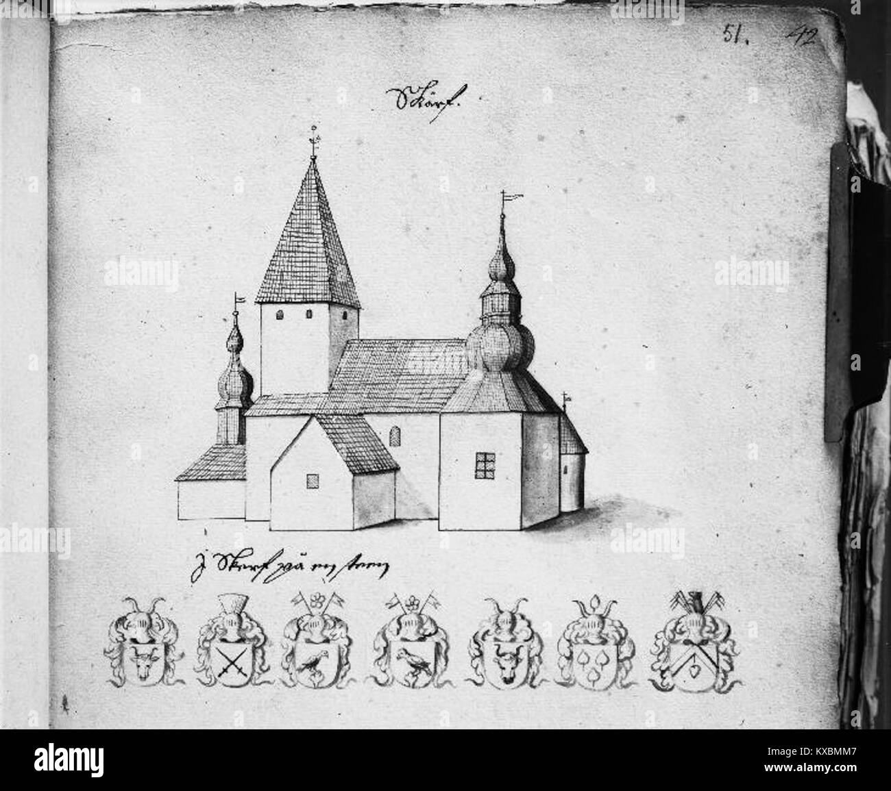 Skärvs kyrka est une église de la paroisse de Skärvs, dans le style architectural gustavien, située au bord du lac Bysjön. Le retable actuel date de 1914 ; deux retables plus anciens sont affichés sur les parois latérales. L'église abrite deux cloches de 1652 et 1847, et un fonts baptismaux calcaires de 1935. Banque D'Images