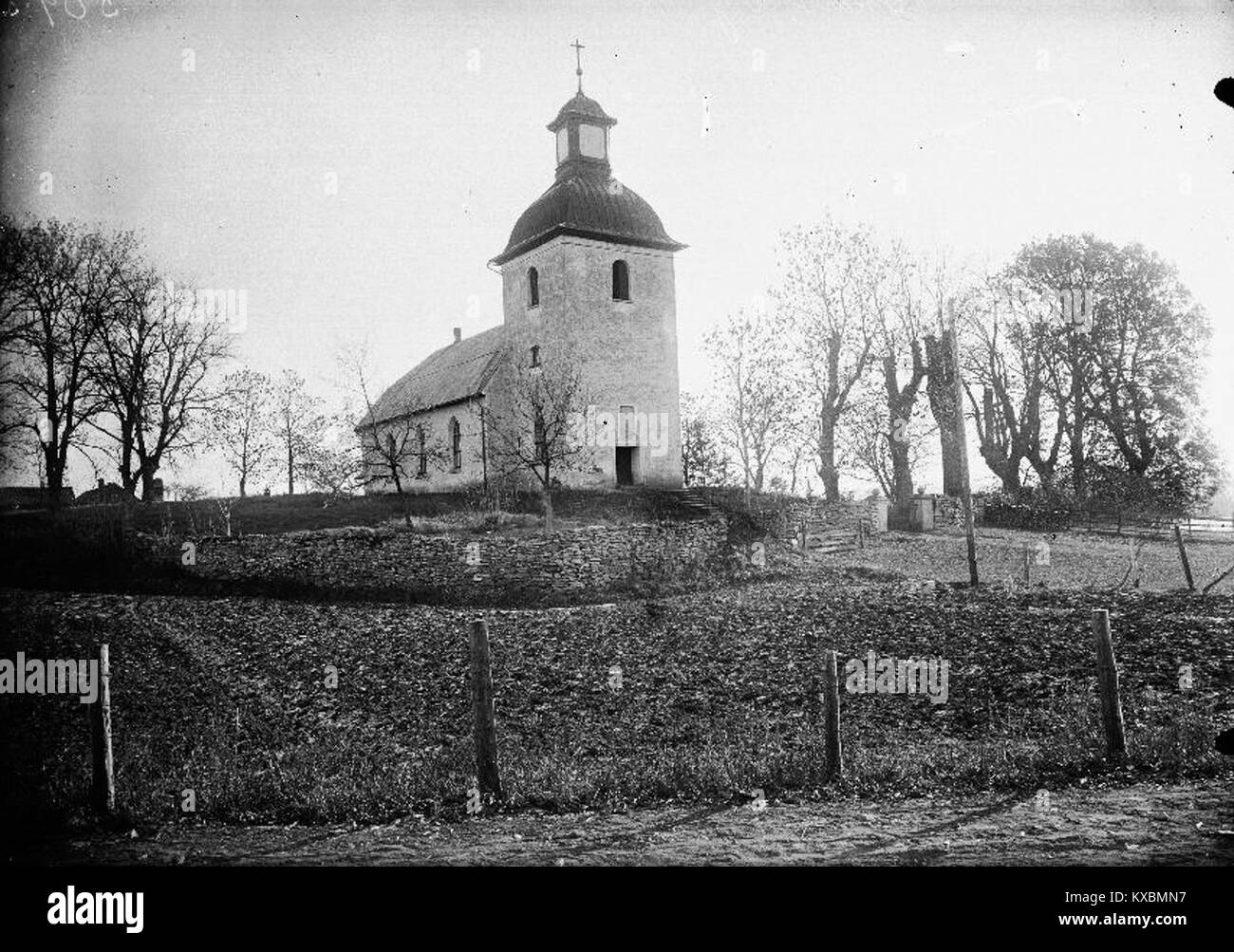 L'église de Skärvs dans la municipalité de Skara, dans le comté de Västra Götaland, en Suède, est née à la fin du XIIe siècle comme une église en pierre sans allée. Le bâtiment actuel date de 1791 dans le style gustavien, avec un fonts baptismaux de 1935 et une cloche d'église coulée en 1652. Banque D'Images