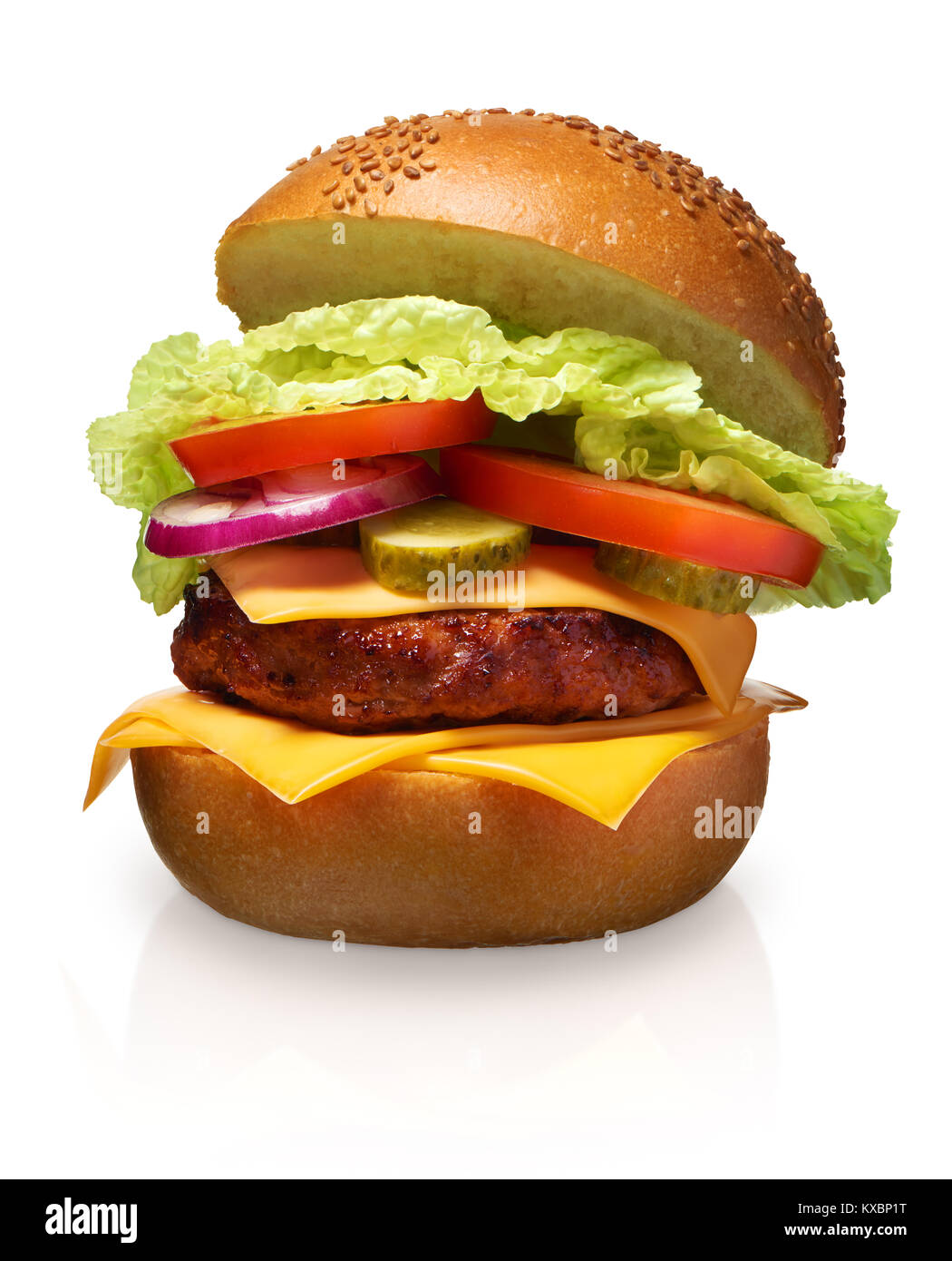 Délicieux hamburger avec fromage, cornichons, oignons, tomate et laitue isolé sur fond blanc. Chemin de détourage inclus Banque D'Images