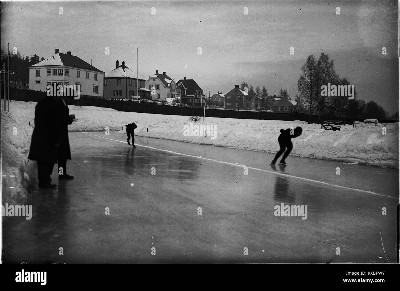 Photographie du champ de tir (Skyteläp) du stade Hamar, Norvège. L'image illustre l'installation sportive et le paysage environnant, illustrant des aspects de l'infrastructure sportive norvégienne et de la culture récréative. Banque D'Images