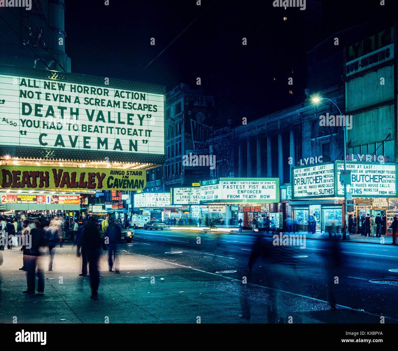 New York 1980s, cinémas, gens flous, 42nd rue, nuit, Manhattan, New York City, NY, NYC, Etats-Unis, Banque D'Images