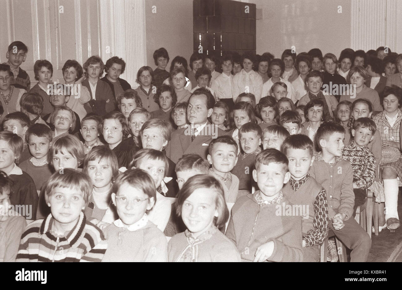 La photographie intitulée “Slavnostna akademija tabornikov mariborskega okraja v veliki dvorani VKŠ v Mariboru 1961” montre une cérémonie officielle des scouts dans le district slovène de Maribor, qui s’est tenue le 22 avril 1961 dans la grande salle de rassemblement de l’ancien VKŠ et à laquelle ont participé des responsables locaux et des dirigeants scouts. Wikimedia Commons+2Picryl+2 Banque D'Images