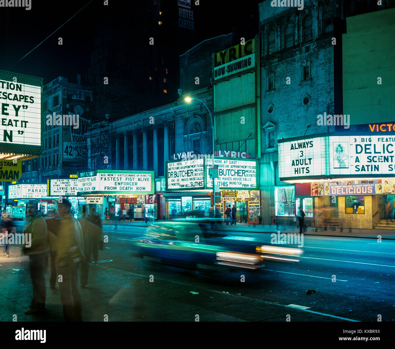 New York 1980s, cinémas, gens flous, voiture mobile, 42nd rue, Nuit, Manhattan, New York, NY, NYC, ÉTATS-UNIS, Banque D'Images