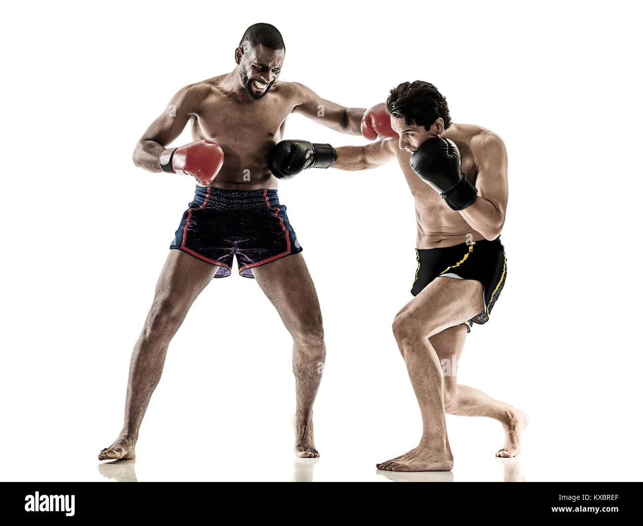 Deux caucasian Muay Thai kickboxing boxe thaï kickboxer hommes isolé sur fond blanc Banque D'Images