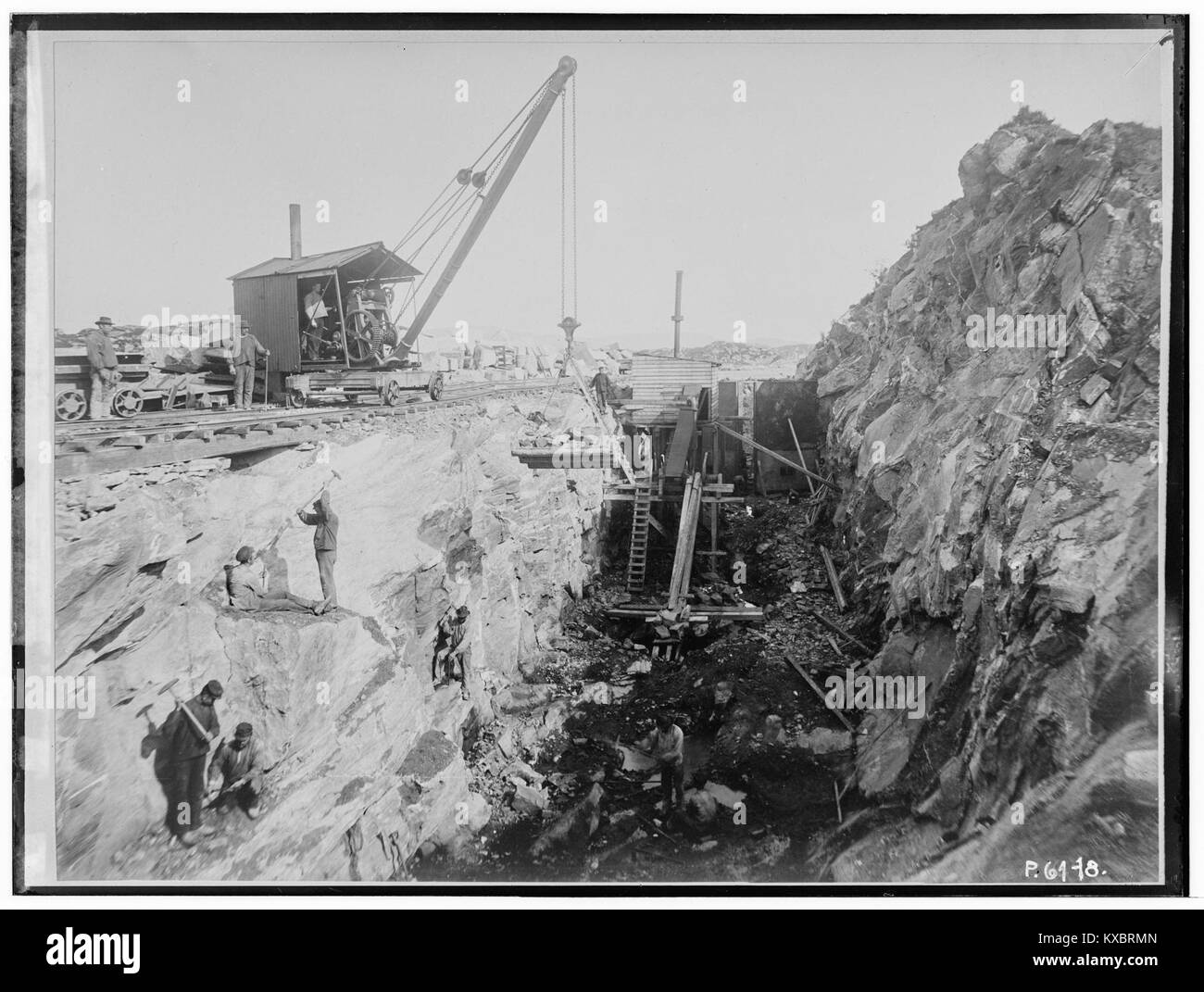 Photographie historique de Sluse à Lindås, située dans le comté de Søndre Bergenhus, Norvège. L'image montre un paysage rural et une colonie norvégienne traditionnelle de la fin du XIXe siècle. Banque D'Images