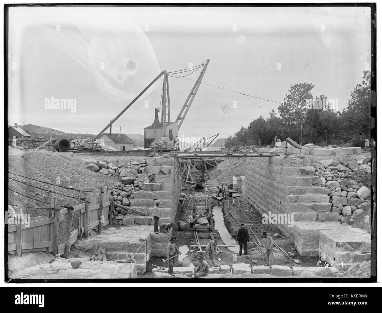 Photographie des vannes de Skjoldstrømmen dans le comté de Stavanger, Norvège, montrant l'infrastructure de contrôle de l'eau utilisée pour gérer le débit et la navigation dans la région. Banque D'Images