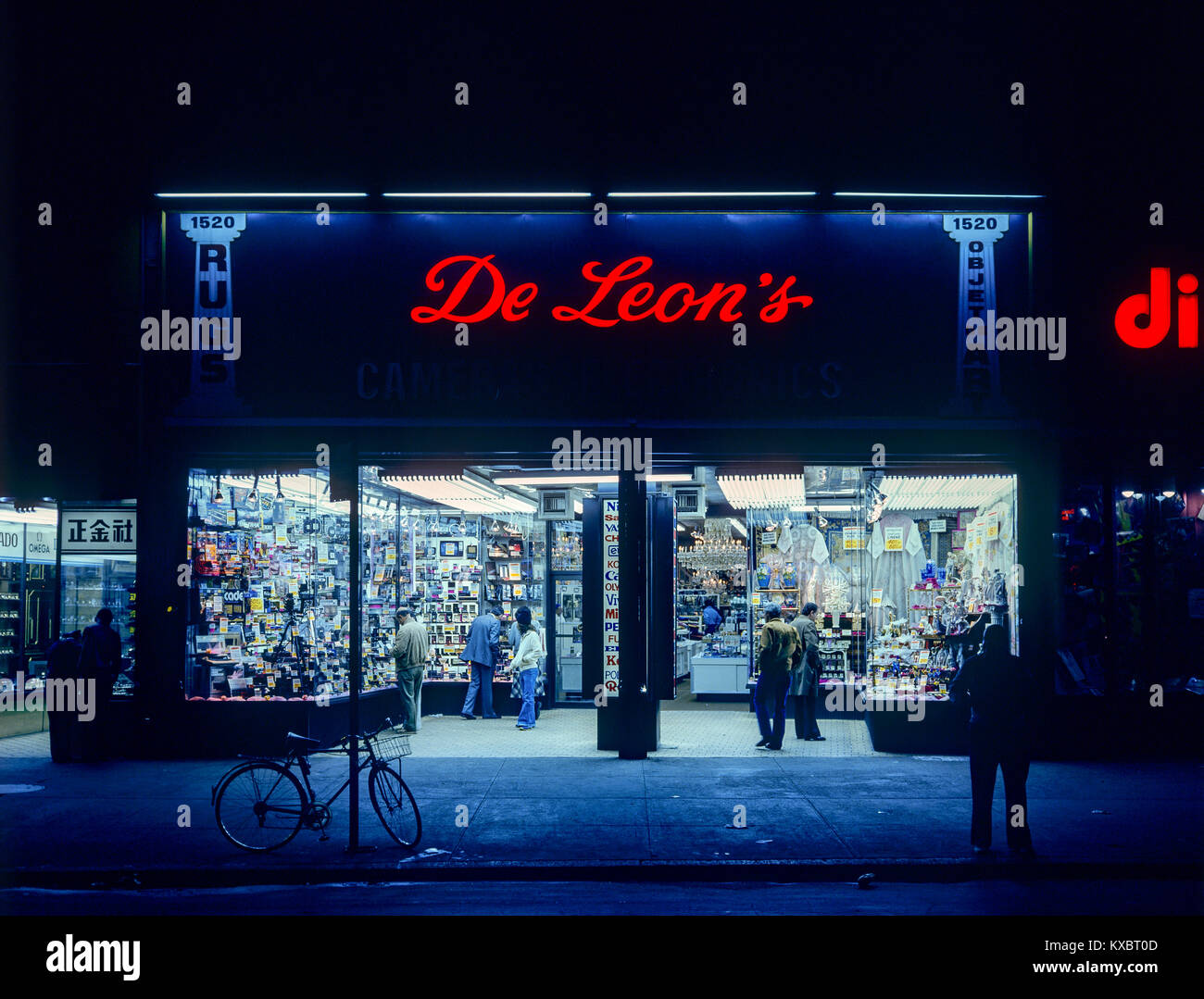 New York 1980s, de Leon's Store, Broadway, shoppers, Times Square, Nuit, Manhattan, New York, NY, NYC, ÉTATS-UNIS, Banque D'Images