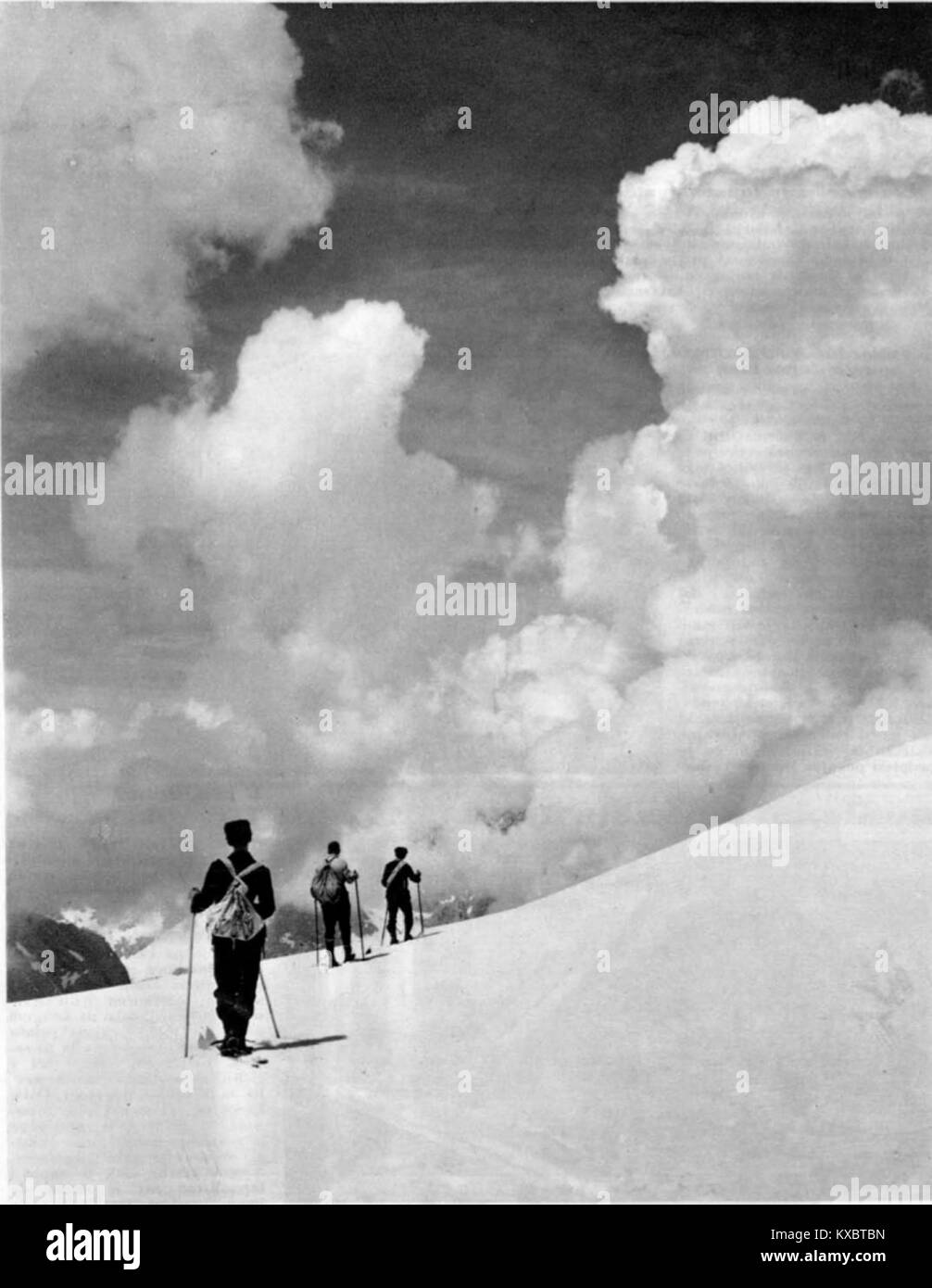 Photographie historique de *Smučarji vrh Kredarice*, station de ski slovène, datant de 1929. L'image offre un aperçu de la culture des sports d'hiver du début du XXe siècle, mettant en valeur les activités de ski dans la région au début des années 1900 Banque D'Images